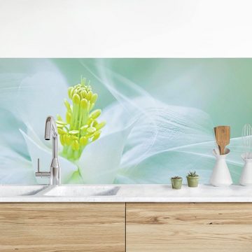 Bilderdepot24 Küchenrückwand grün dekor Blumen Wandpaneel Weiße Akelei Wandverkleidung Küche, (1-tlg., Nischenrückwand - für Fliesenspiegel ohne Bohren - matt), Spritzschutz Rückwand Küche Herd - Folie selbstklebend versch. Größen