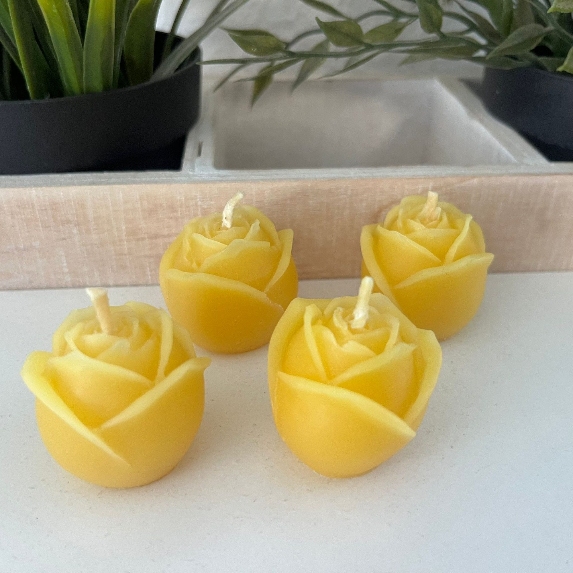 Aspinaworld Bienenwachskerze Rosenkerze 4er Set 3 cm natur – enge Blütenform (4-tlg)