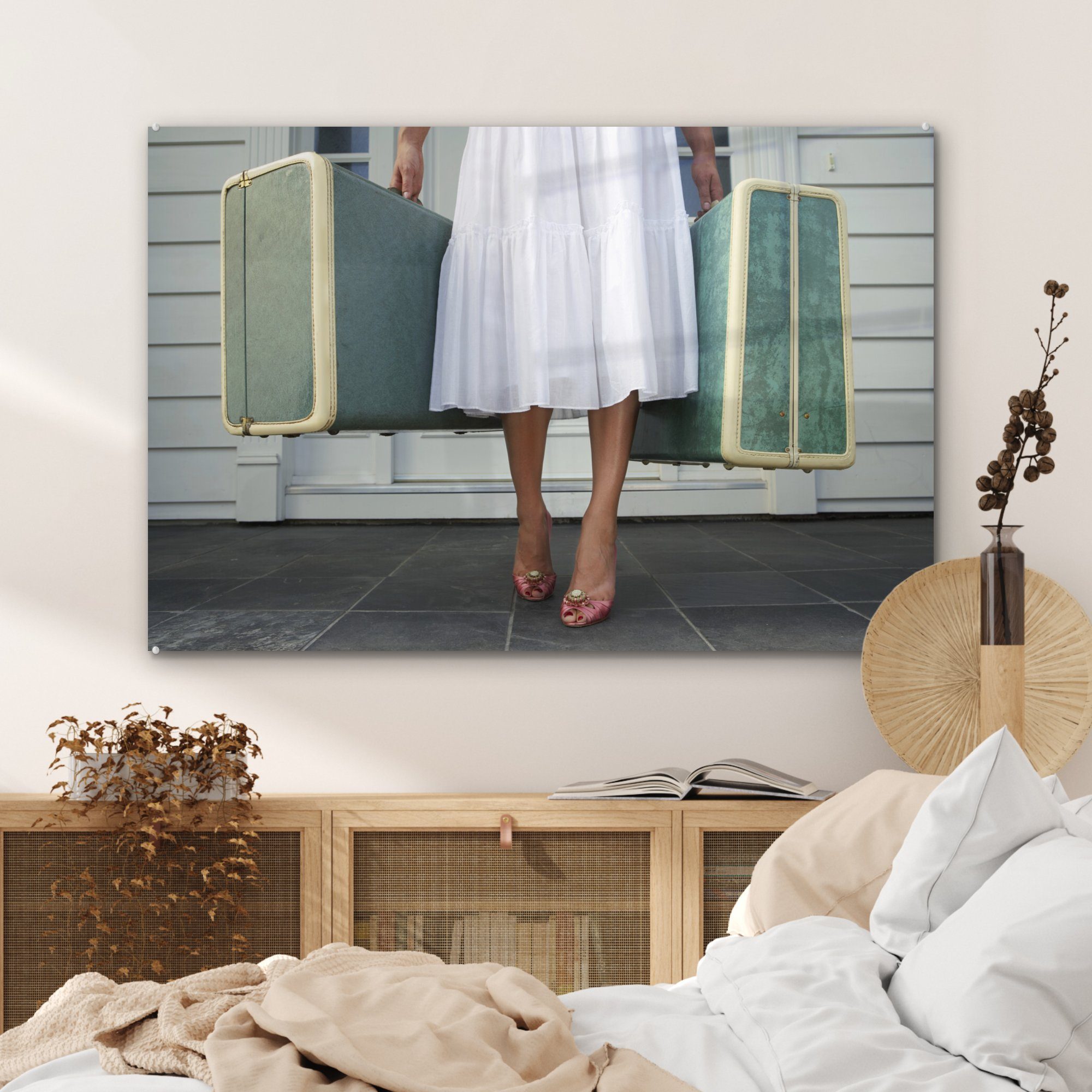 MuchoWow Acrylglasbild Frau auf der & Veranda St), Acrylglasbilder alten mit Schlafzimmer zwei (1 Wohnzimmer Koffern