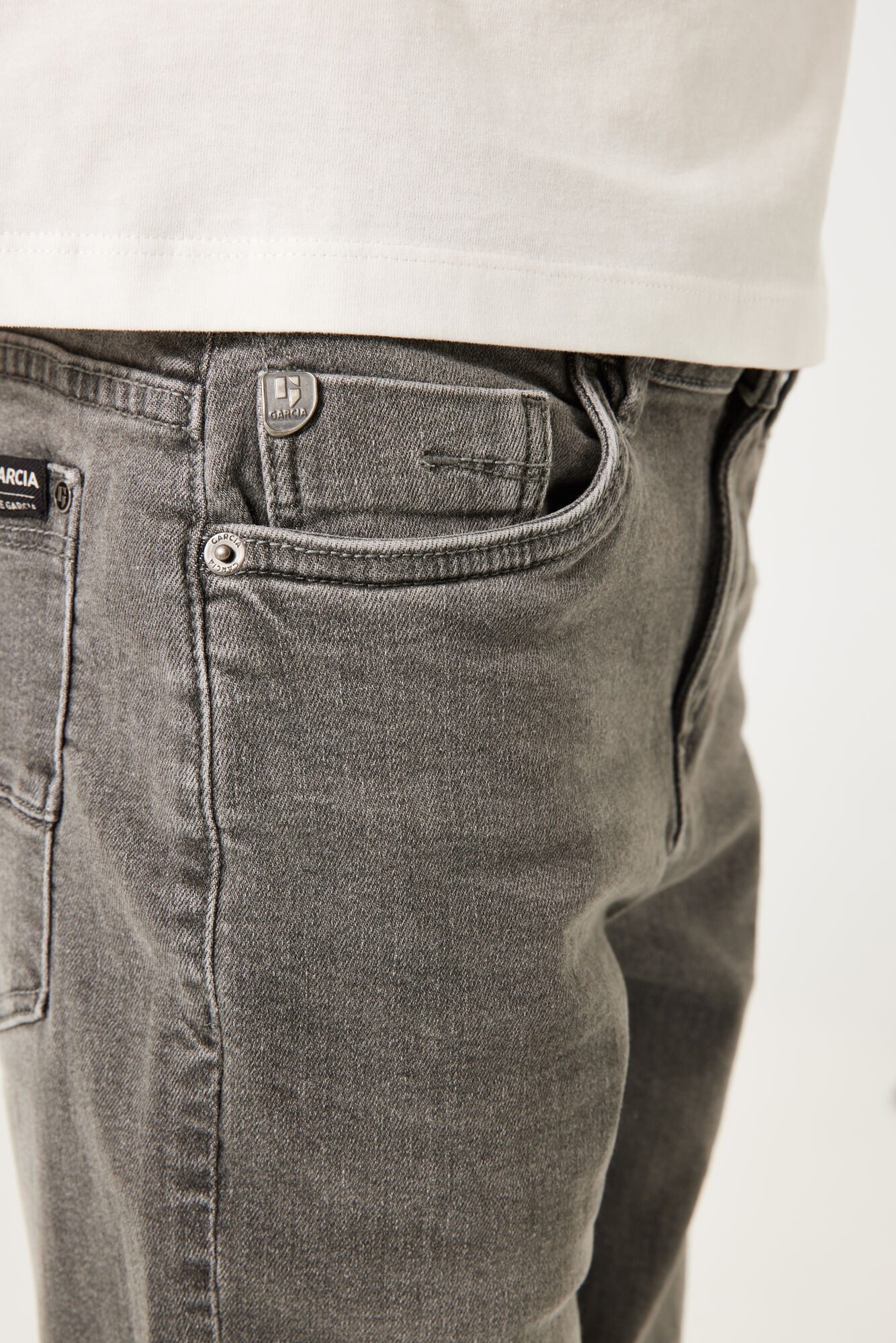 Garcia Jeansshorts Tavio mit Used-Effekten