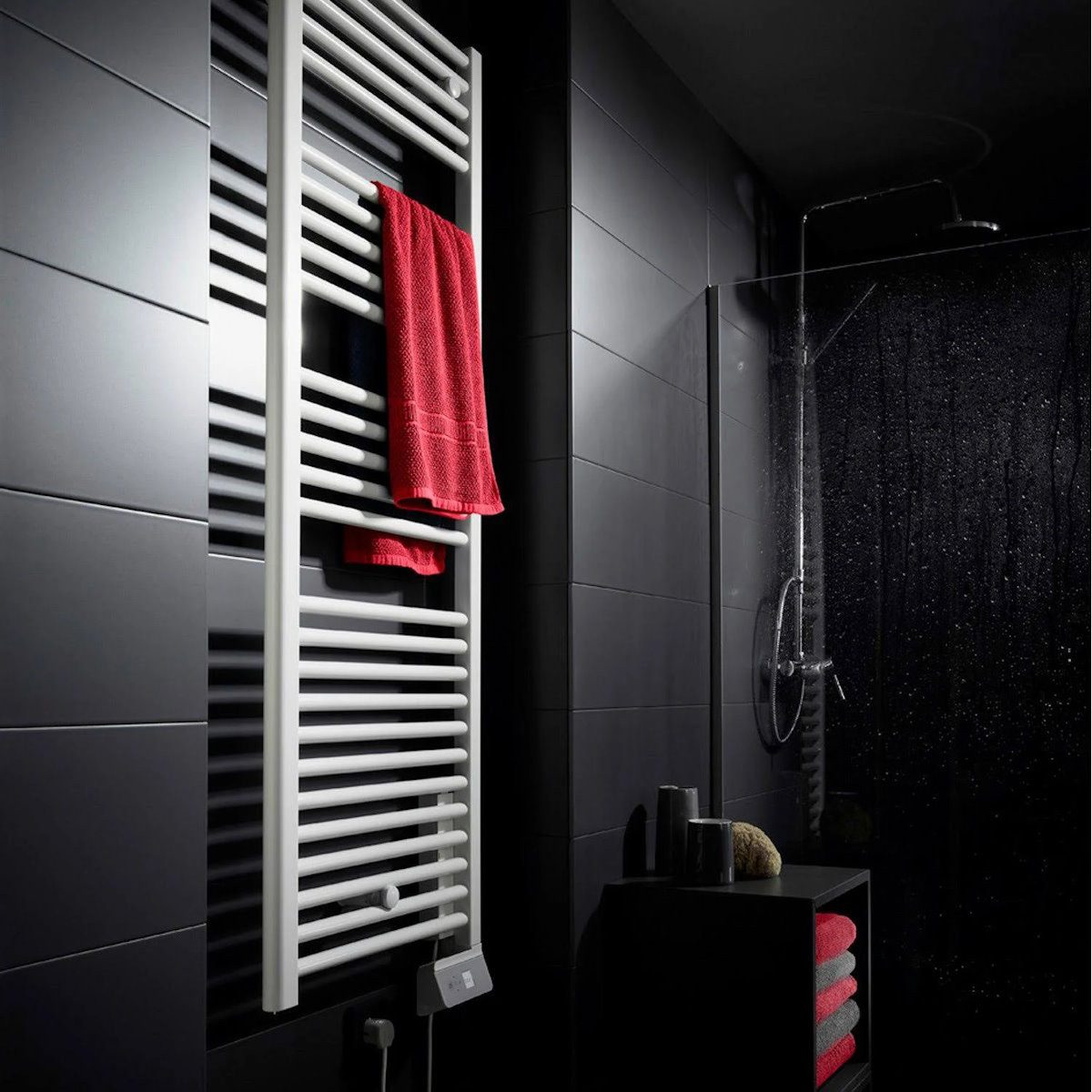 AEG Badheizkörper BHG 755 W, Eleganter Handtuchwärmer mit Wochentimer und Boost-Funktion