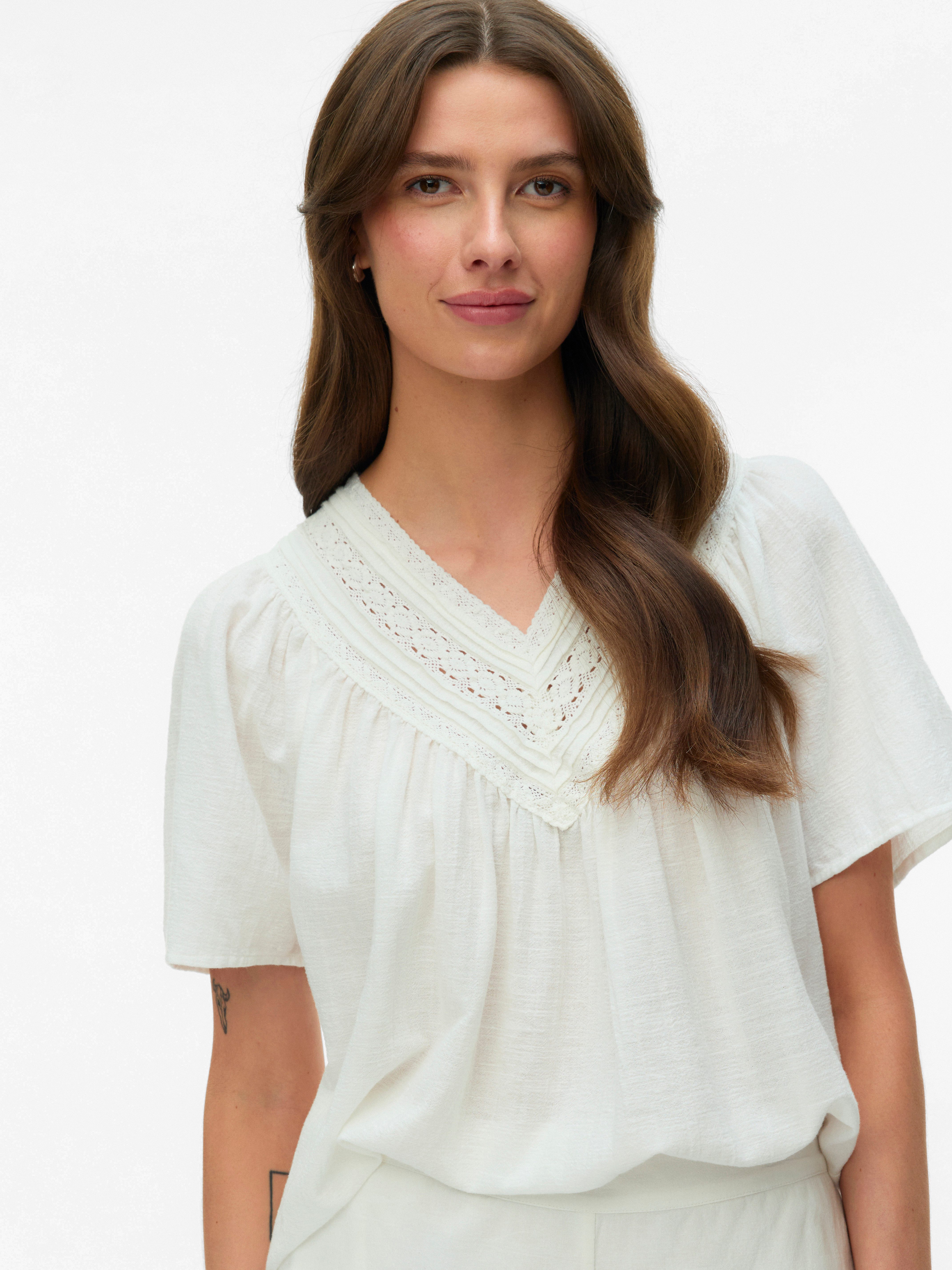 Kurzarmbluse VMKARLA S/S V-NECK TOP WVN BTQ