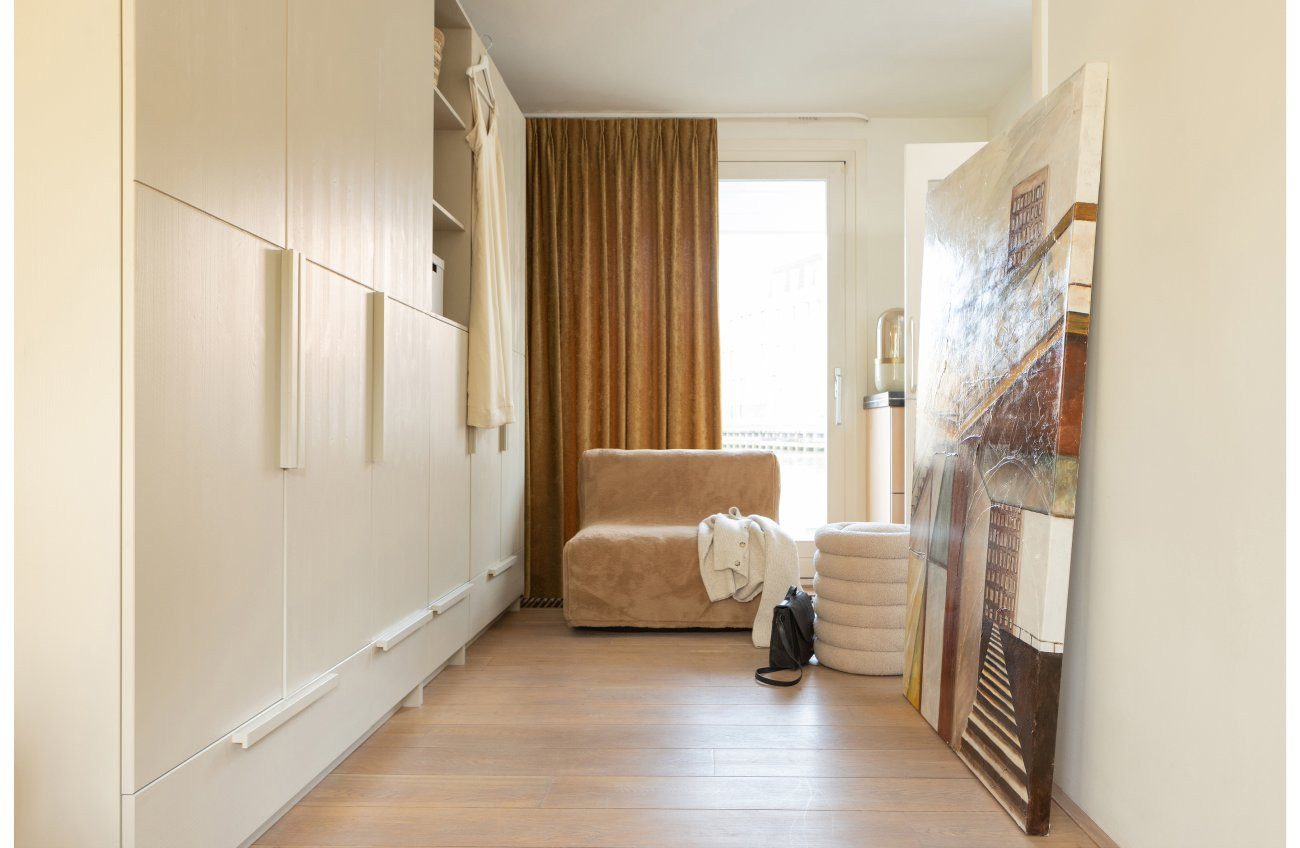 WOOOD Kleiderschrank Split aus Kiefernholz Hellgrau, 95 cm Soft-Close-System