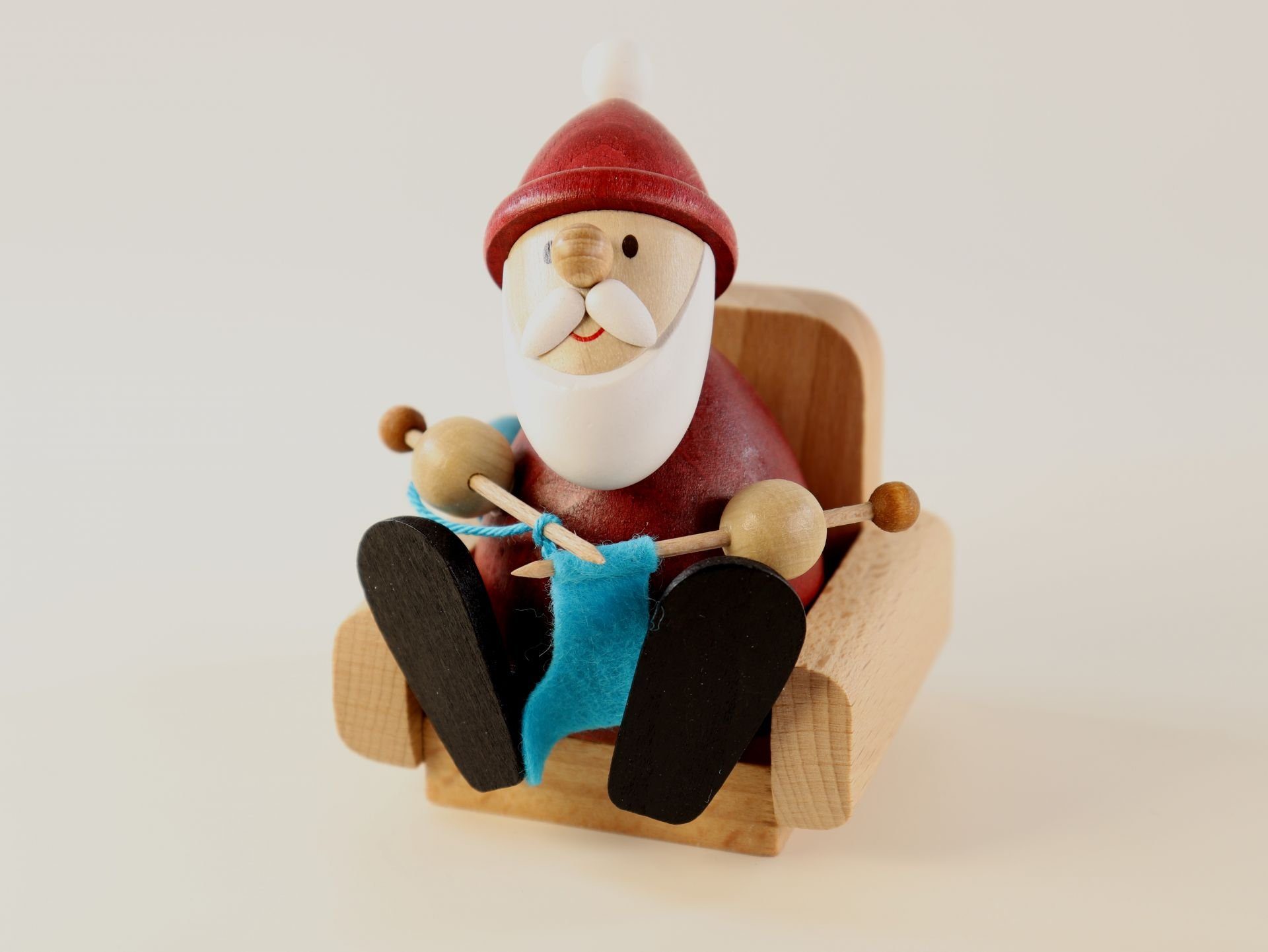 Weihnachtsmann Erzgebirge Holzkunst Sessel, im Ullrich Dekofigur Weihnachtsmann Kunsthandwerk dem Ullrich aus strickend