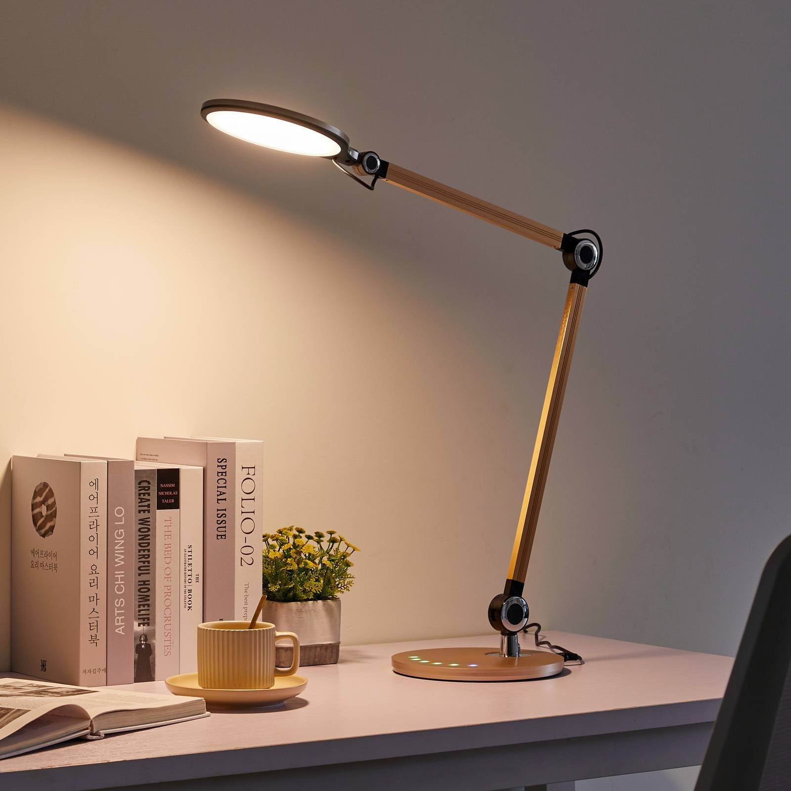 Lindby Schreibtischlampe Nyxaris, LED, Kunststoff Gold / Messing Farbwechsel warmweiß / tageslicht IP20, 1 x 6,6, W LED, Farbwechsel warmweiß / tageslicht