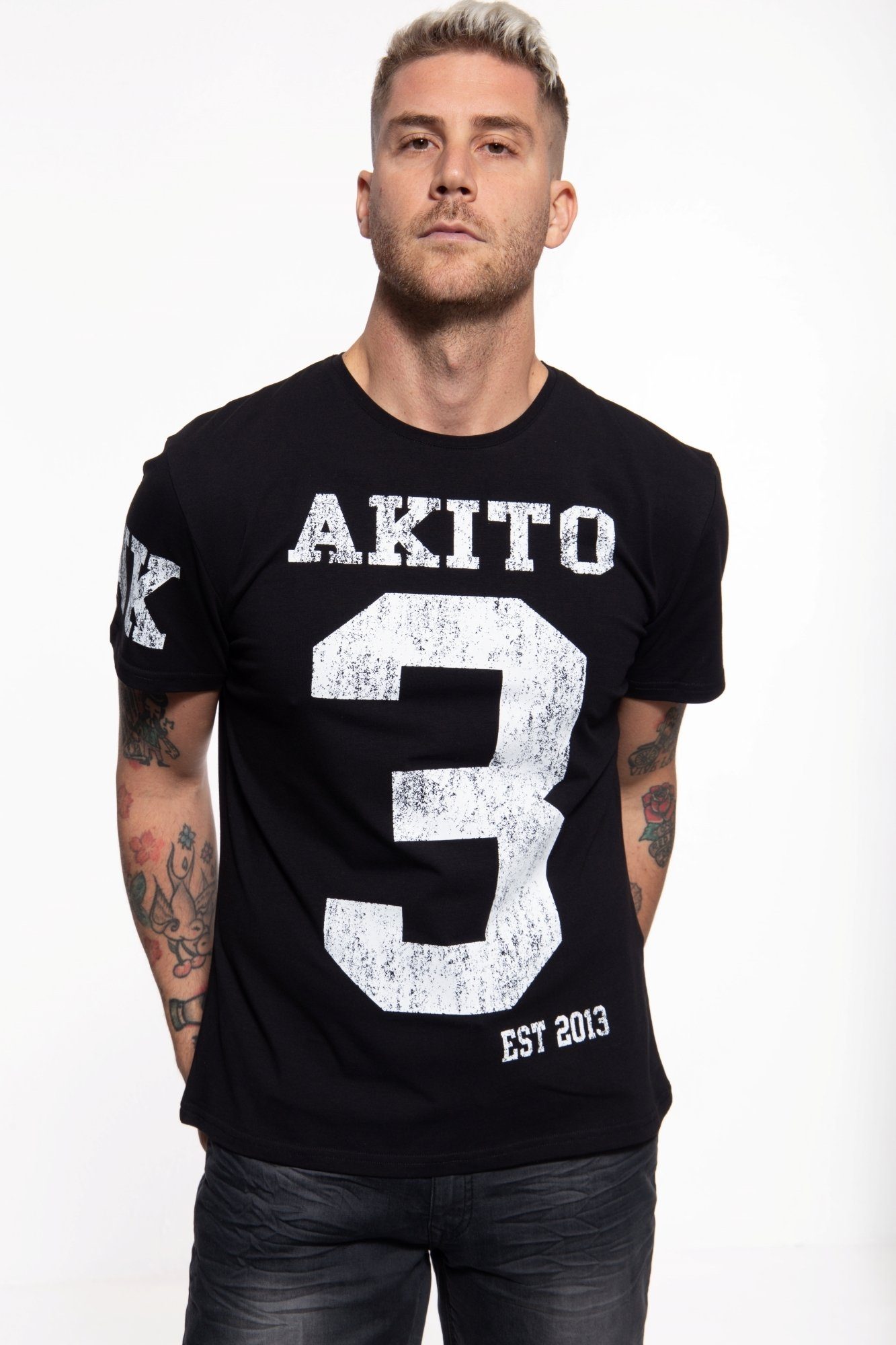 Akito Tanaka T-Shirt Number mit Print in der Front und auf dem Ärmel schwarz