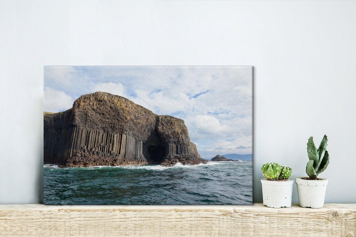 OneMillionCanvasses® Leinwandbild Europa in kräuselndem 30x20 Fingal's (1 cm Wasser, mit Wandbild St), Leinwandbilder, Aufhängefertig, Schottlands Wanddeko, Cave