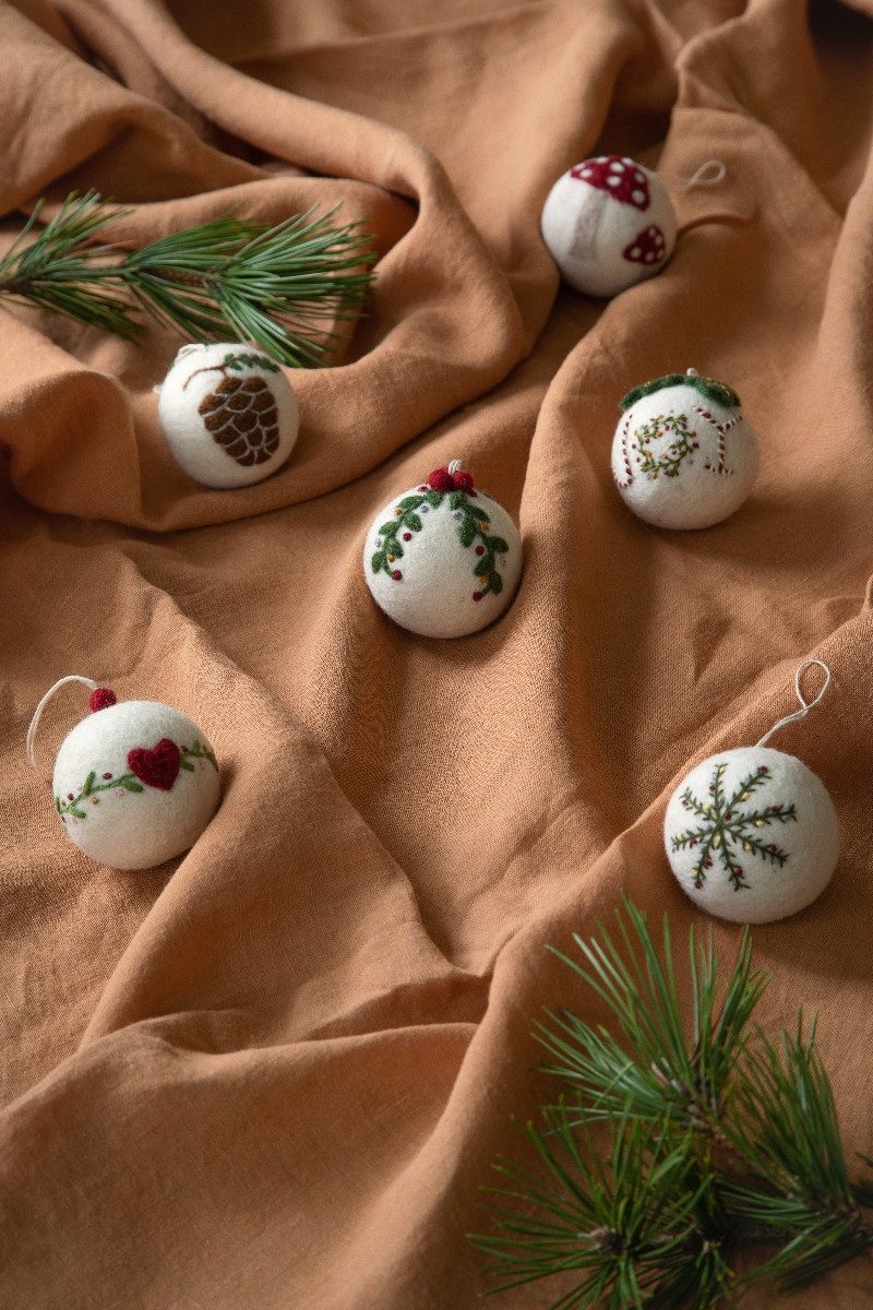 Gry & Sif Hängedekoration Filzanhänger - WEIHNACHTSKUGEL JOY - weiß