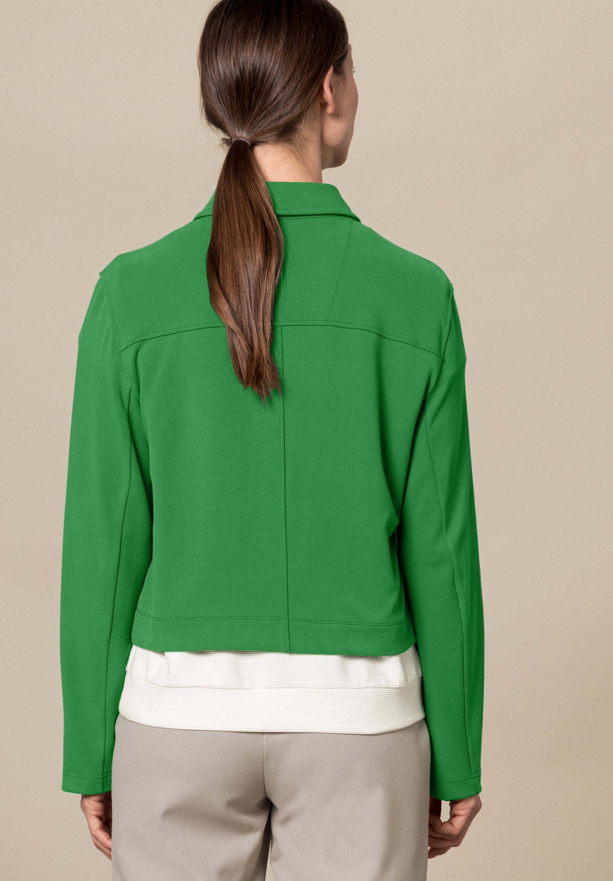 MIRANDA dark in Details bianca stylischen Trendfarbe greenery mit Kurzjacke angesagter