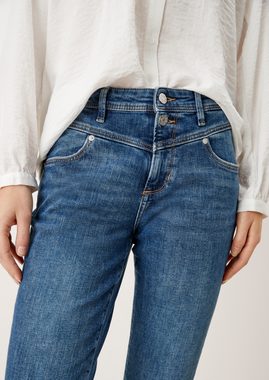 s.Oliver 5-Pocket-Jeans Slim: Jeans mit Sattelbund Waschung, Leder-Patch