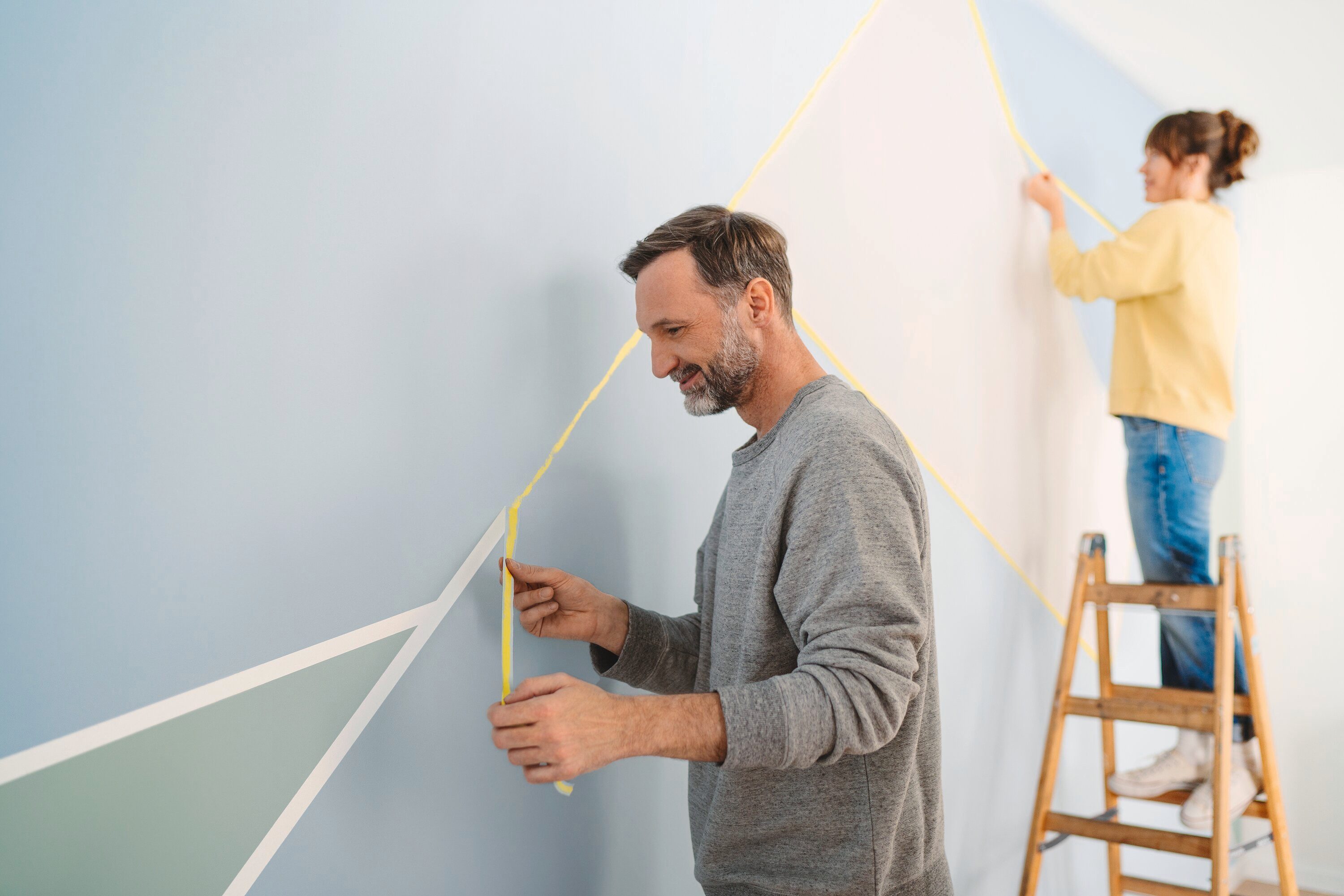 tesa Kreppband PROFESSIONAL Malerband (Packung, 1-St) Abklebeband / Malerband für sauberes Abkleben bei Malerarbeiten - gelb