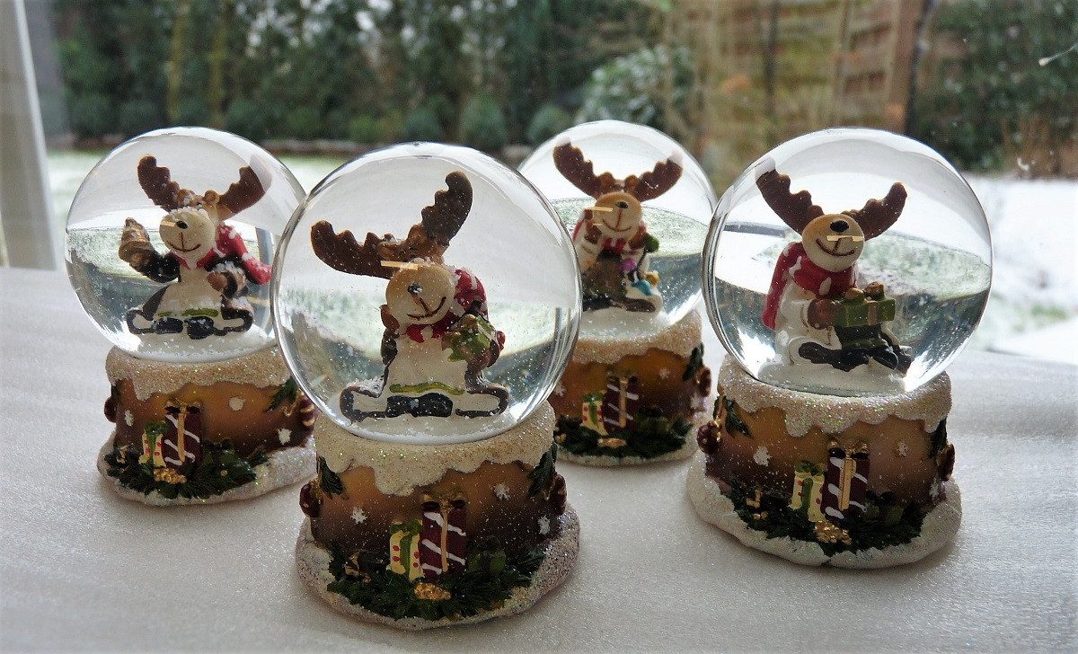 Geschenkestadl Schneekugel 4 x Schneekugel Elch Schnee Weihnachtselch Weihnachtsglöckchen (4 St)