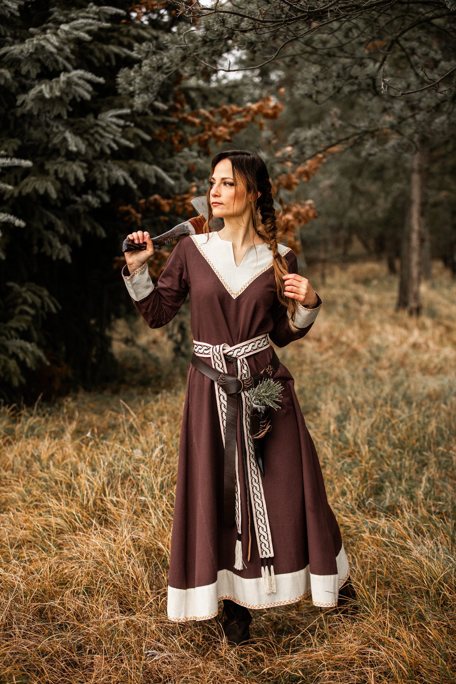 Leonardo Carbone Wikinger-Kostüm Kleid "Jorunn" mit Kreuzstich-Details, V-Ausschnitt, fließendes Design