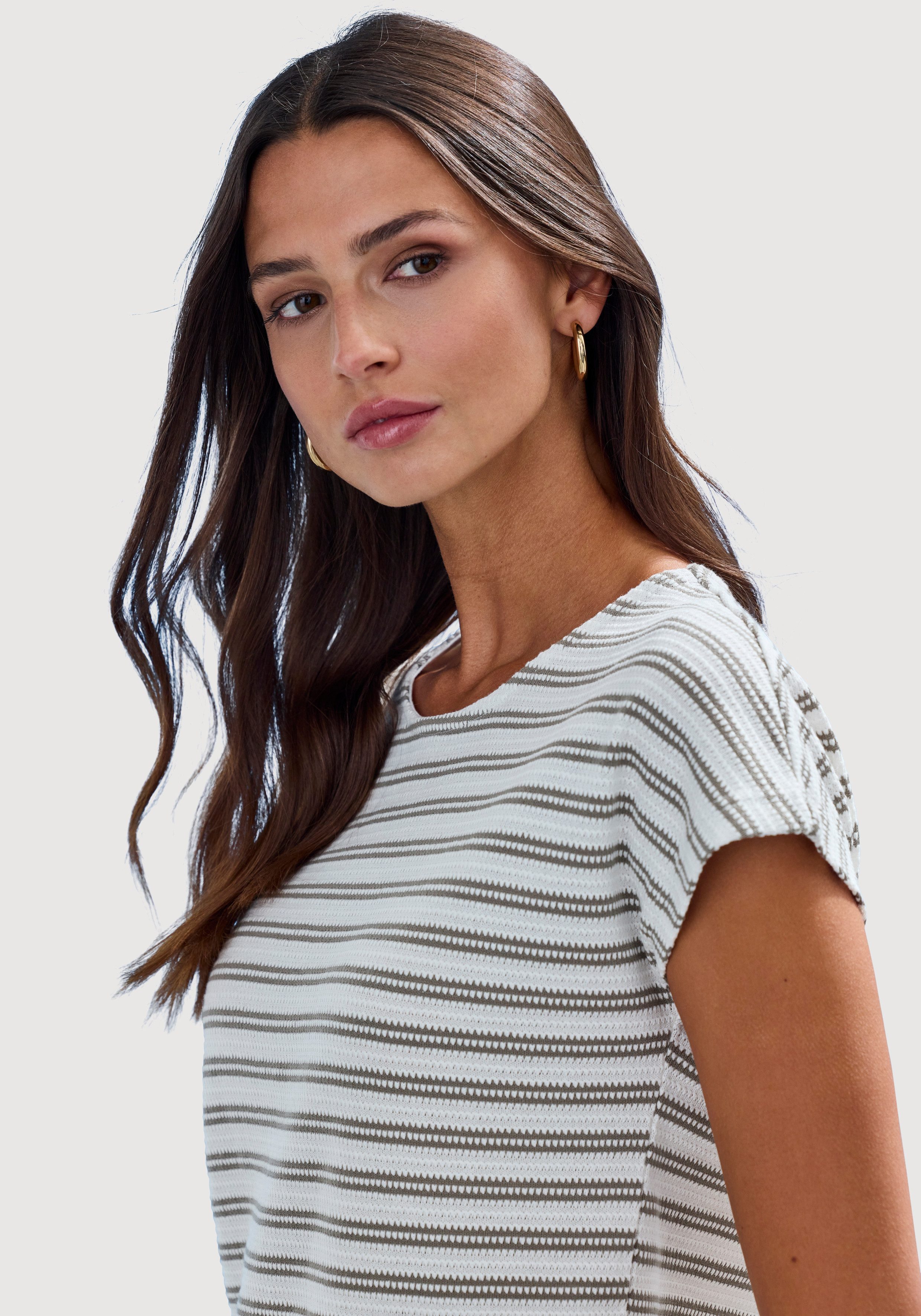 Vivance by Lascana Kurzarmshirt mit modischem Streifenmuster aus angenehmer Baumwoll-Strickqualität – Bild 3 von 5