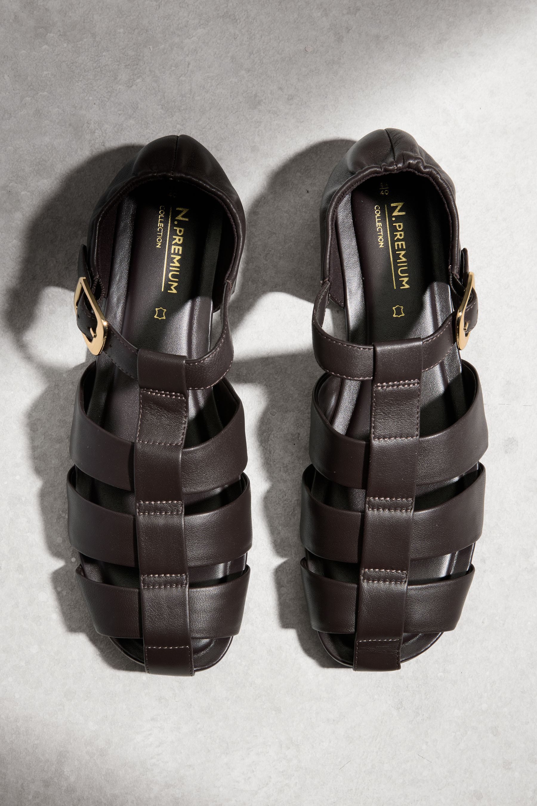 Next N. Premium flache Fischerschuhe aus Leder Sandale