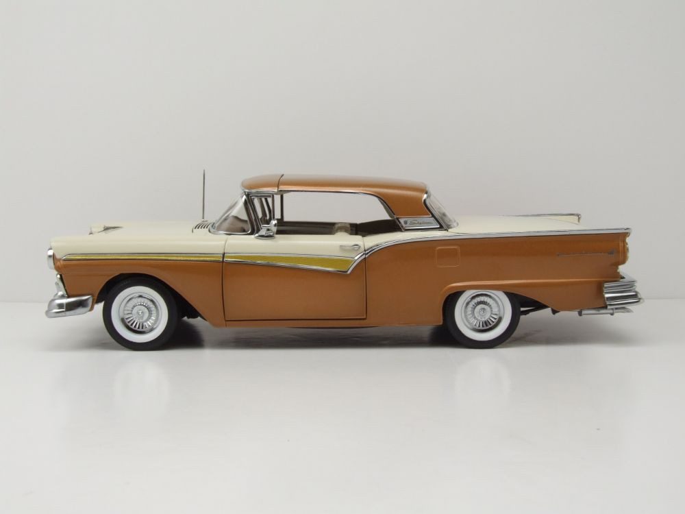 Sun Star Modellauto Ford Fairlane 500 Skyliner 1957 bronze weiß, Maßstab 1:18