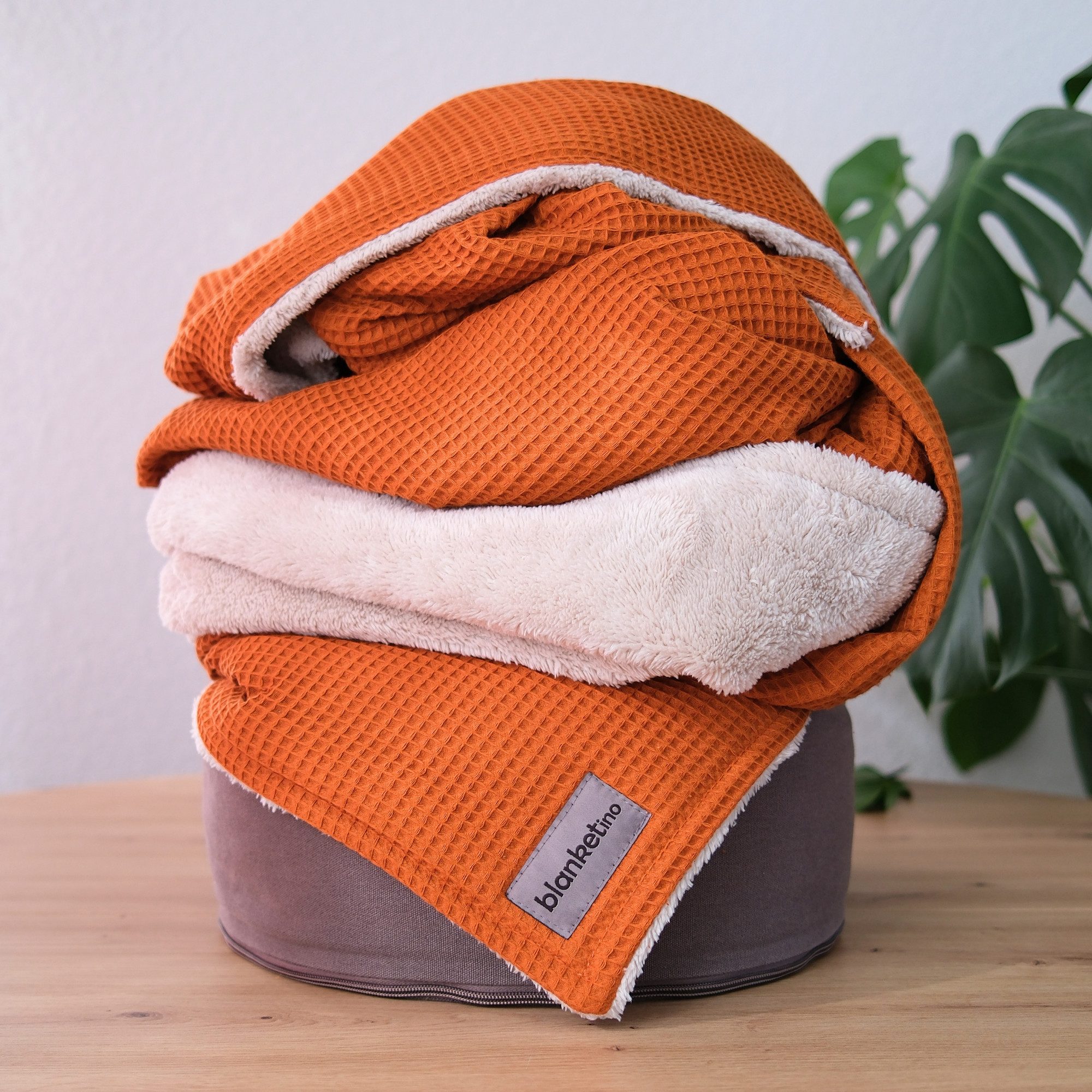 Wohndecke flauschige Kuscheldecke, wärmende Couchdecke, blanketino, Stilvolle Sofadecke, Überdecke in Cognac & Sandweiß