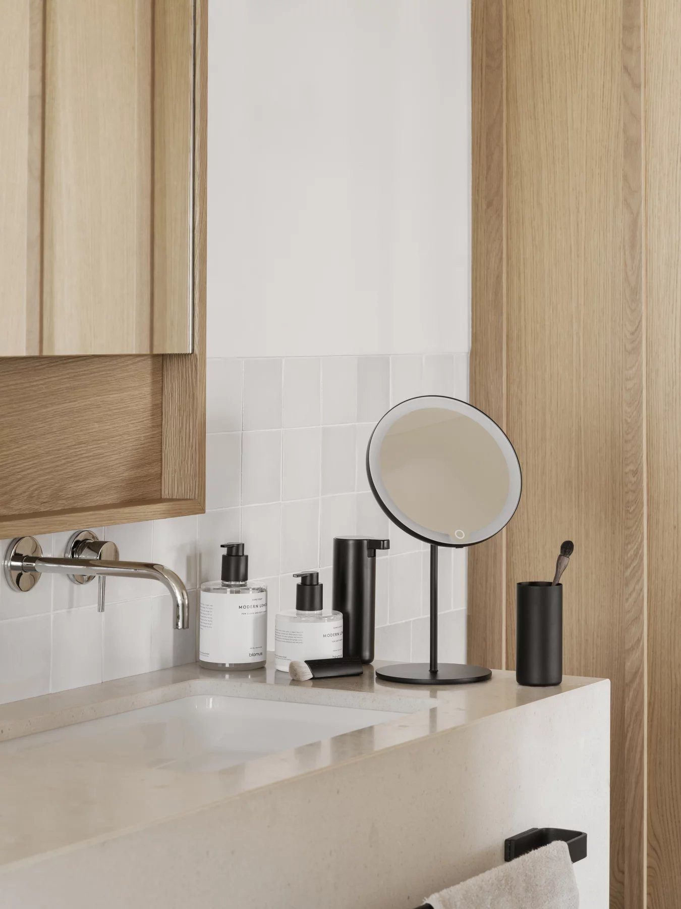 blomus LED-Lichtspiegel -MODO- LED Kosmetikspiegel: Designer LED Spiegel mit 5-fachem Zoom, Dimmbar, 5-fach Zoom, 3000-6000K, Akku, LED Leuchtring, IP44, Schwenkbar