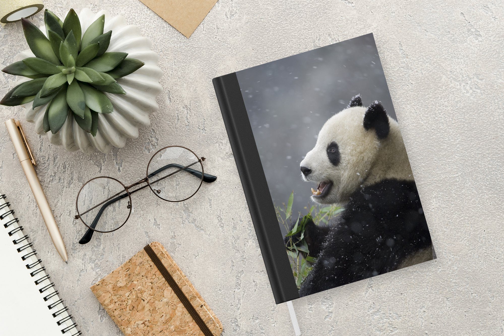 MuchoWow Notizbuch Panda - Schnee Merkzettel, Haushaltsbuch Journal, Notizheft, Winter, - A5, 98 Seiten, Tagebuch