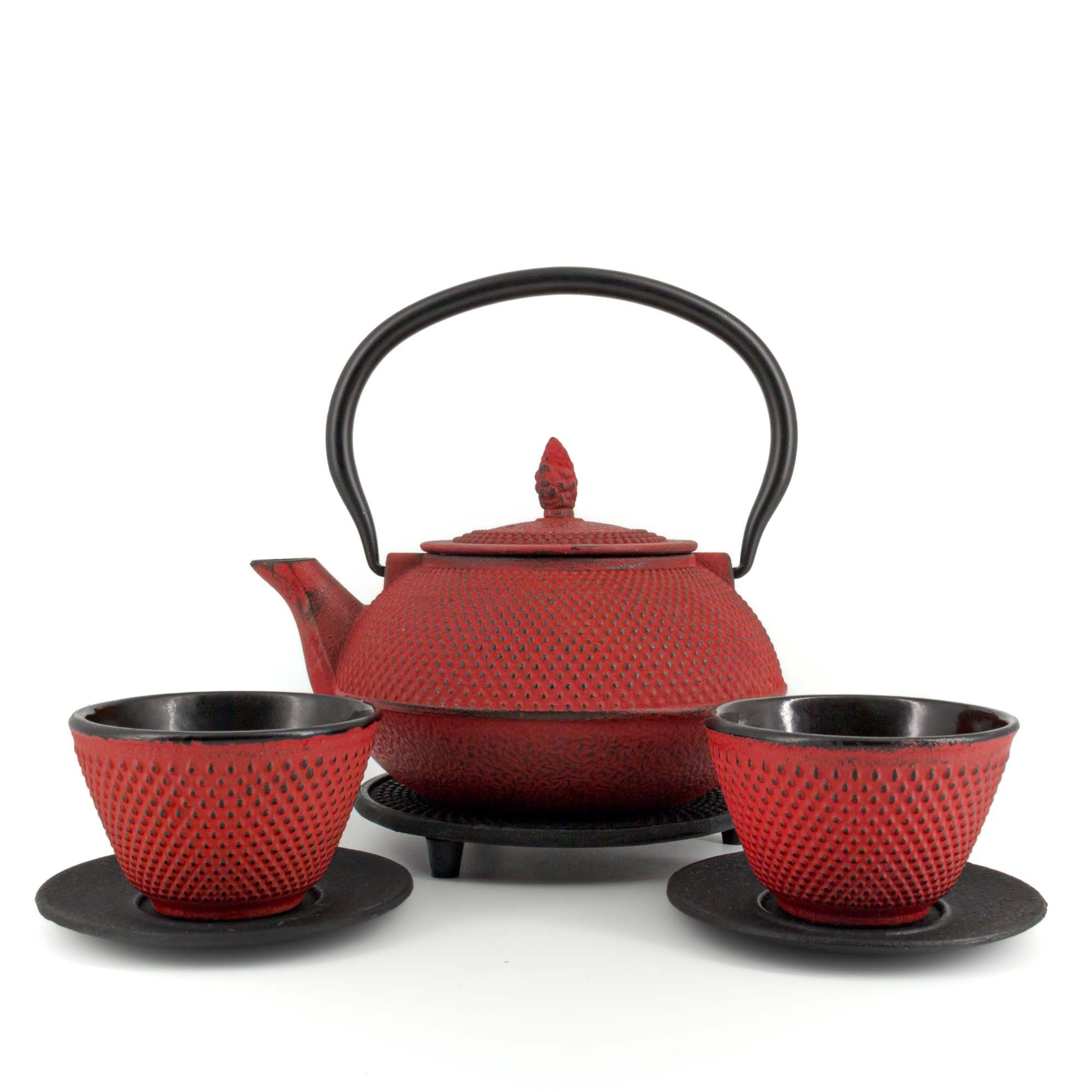 teayumi Teekanne ARARE Tetsubin Komplett-Set Gusseisenkanne 900 ml Rot, 0.9 l, (Komplett-Set, 8-teilig), mit herausnehmbaren Edelstahlsieb, mit Henkel