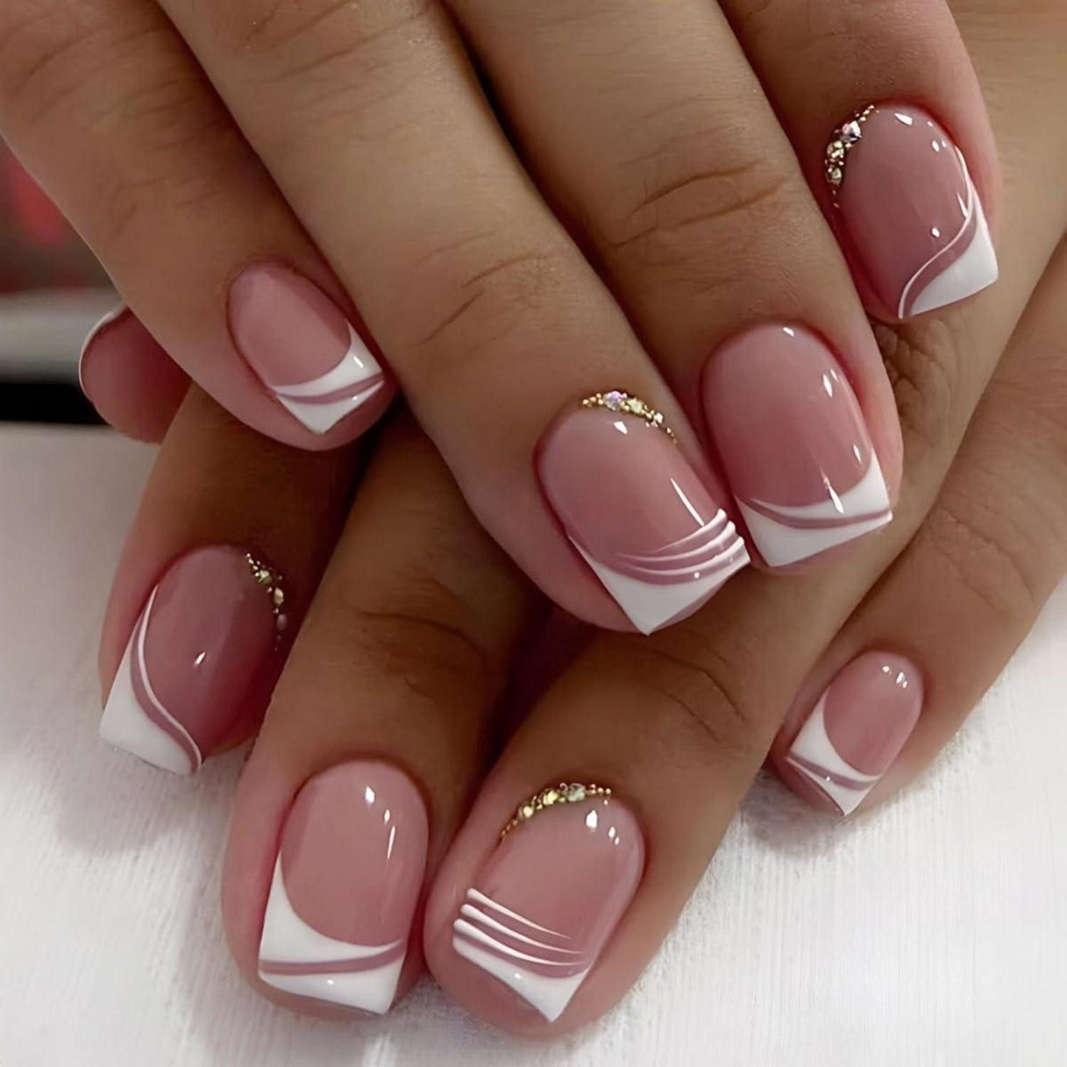 Kunstfingernägel 24er Set Weiße Wavy Eckige Nägel Aufkleben Strass Design Glossy Fake