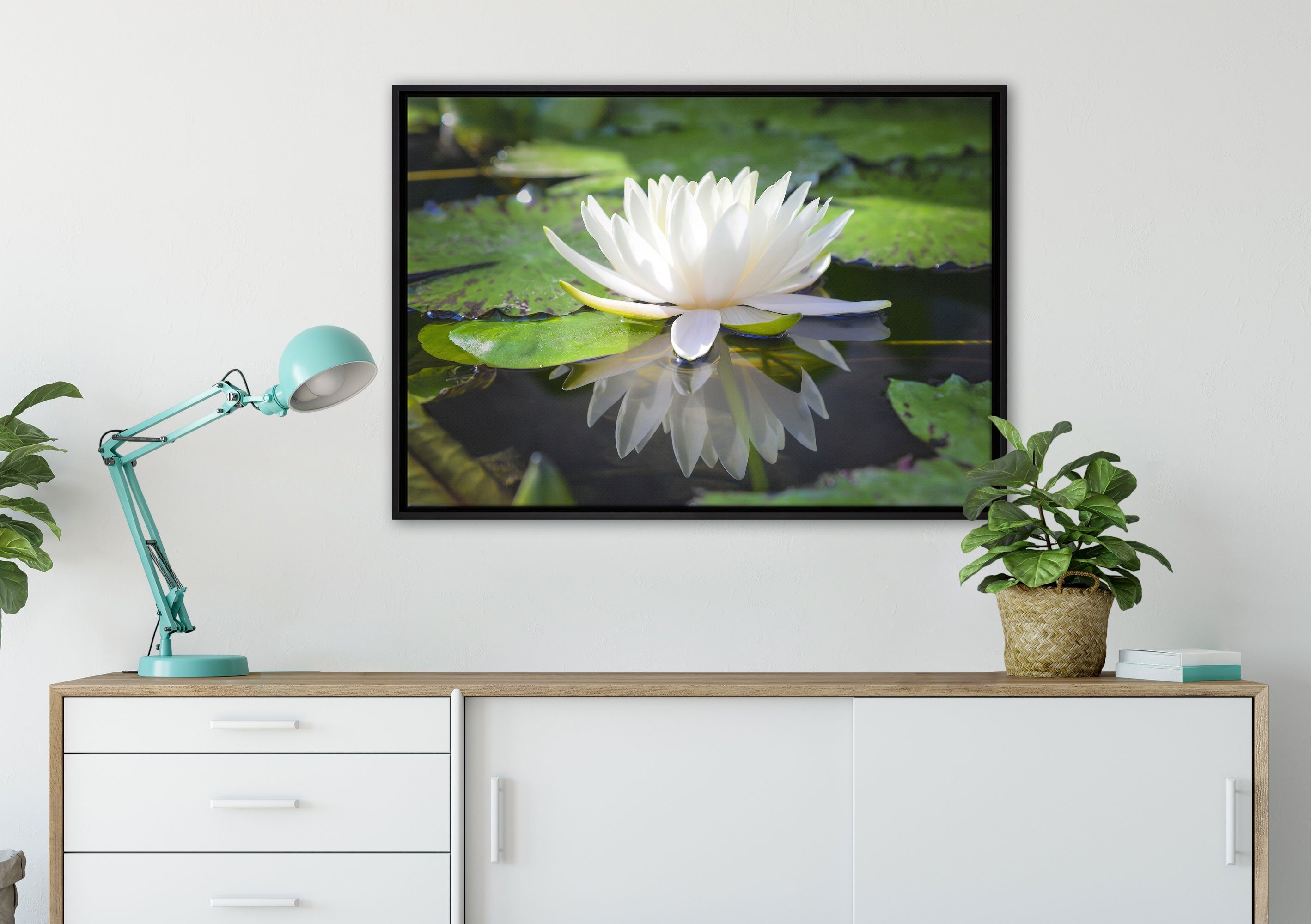 Pixxprint Leinwandbild Weiße Lotusblume im in Wanddekoration Zackenaufhänger Wasser, bespannt, einem Leinwandbild gefasst, Schattenfugen-Bilderrahmen (1 inkl. fertig St)