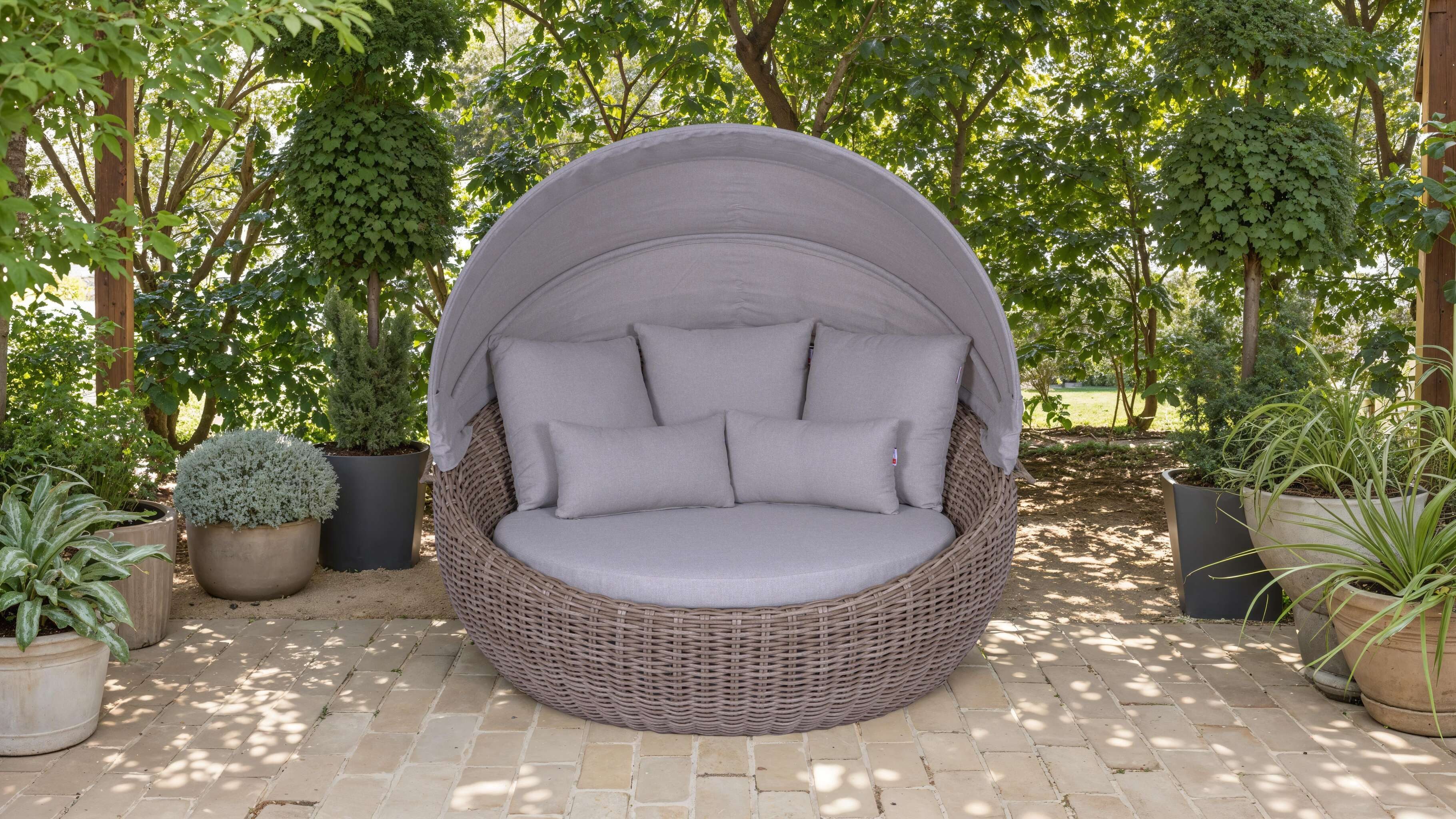 MR.DEKO Sonneninsel Marano Gartenlounge-Set aus Rattan 170cm beige inkl. Schutzhülle, Gartenmöbel Set mit 170cm Durchmesser, große Liegefläche 1 Teile, UV-beständig inkl. klappbarem Sonnendach, 5 Kissen & Schutzhülle