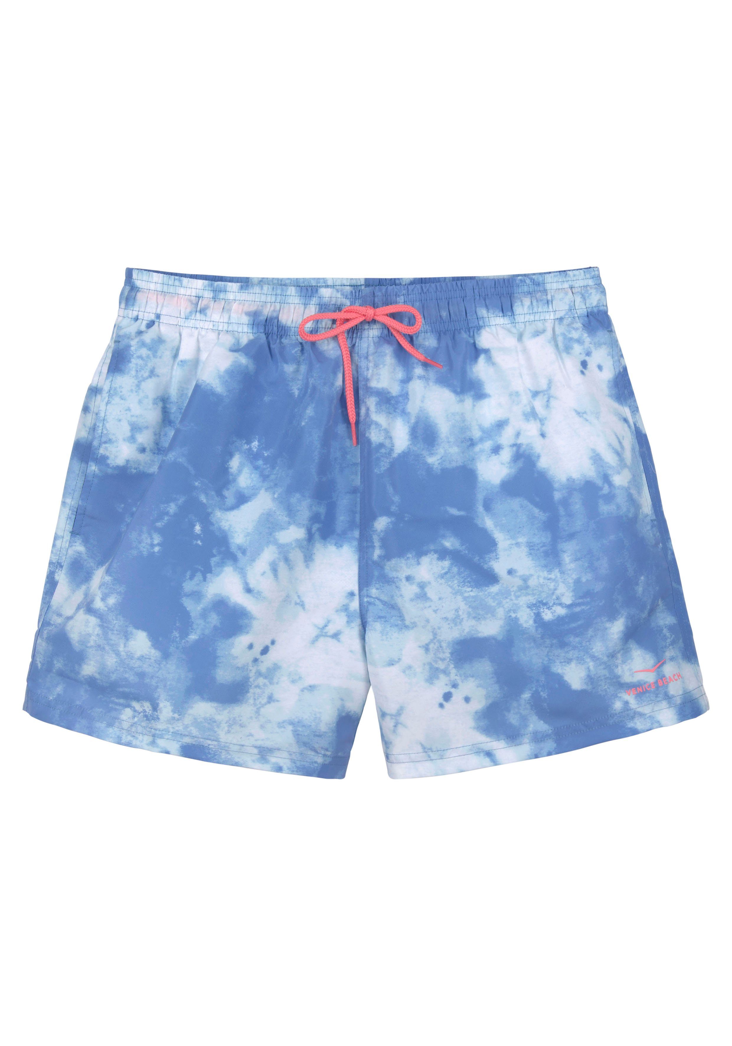 Venice Beach Badeshorts Mat mit hellblau-weiß Batikdruck trendigem