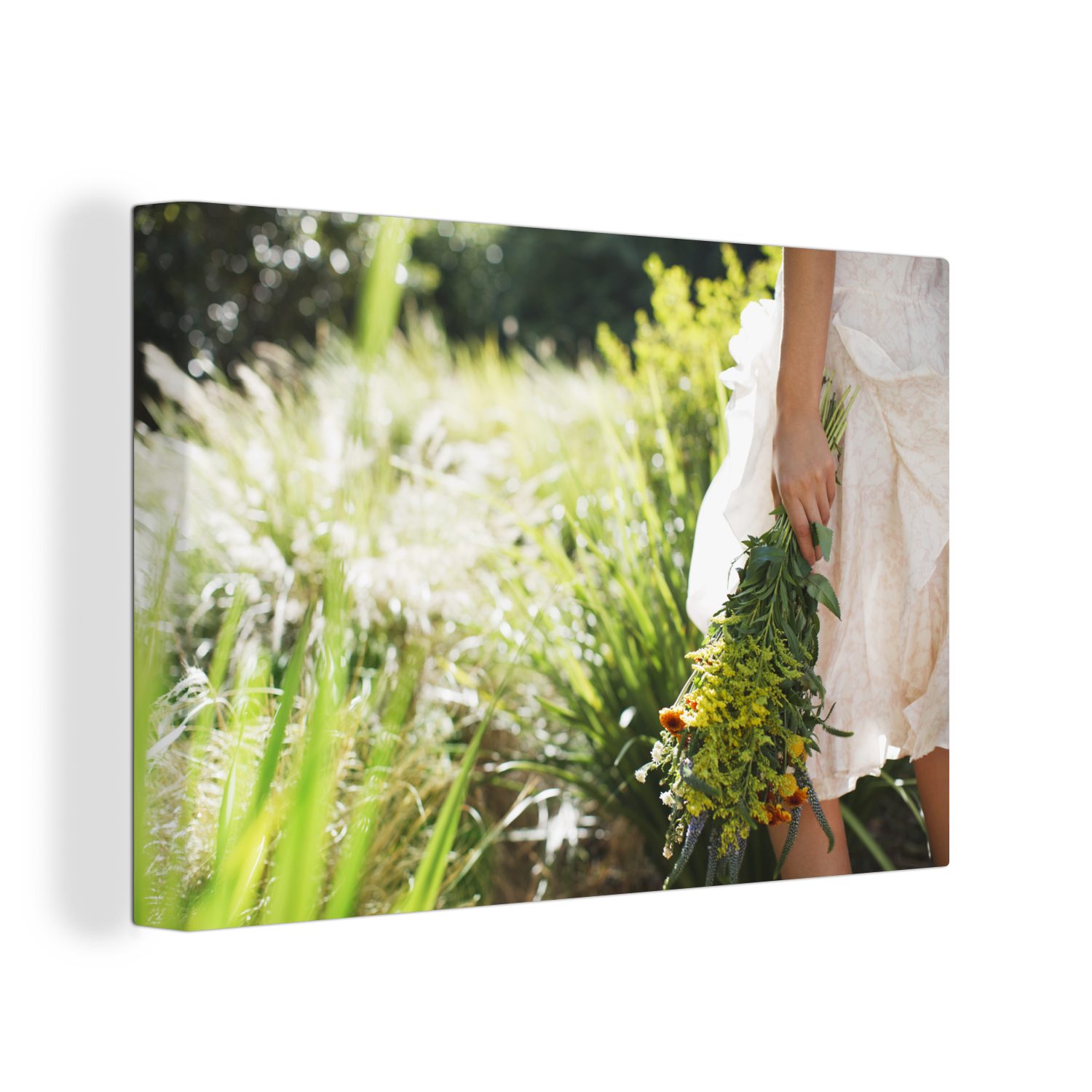 OneMillionCanvasses® Leinwandbild Frau trägt Blumen im Garten, (1 St), Wandbild Leinwandbilder, Aufhängefertig, Wanddeko, 30x20 cm