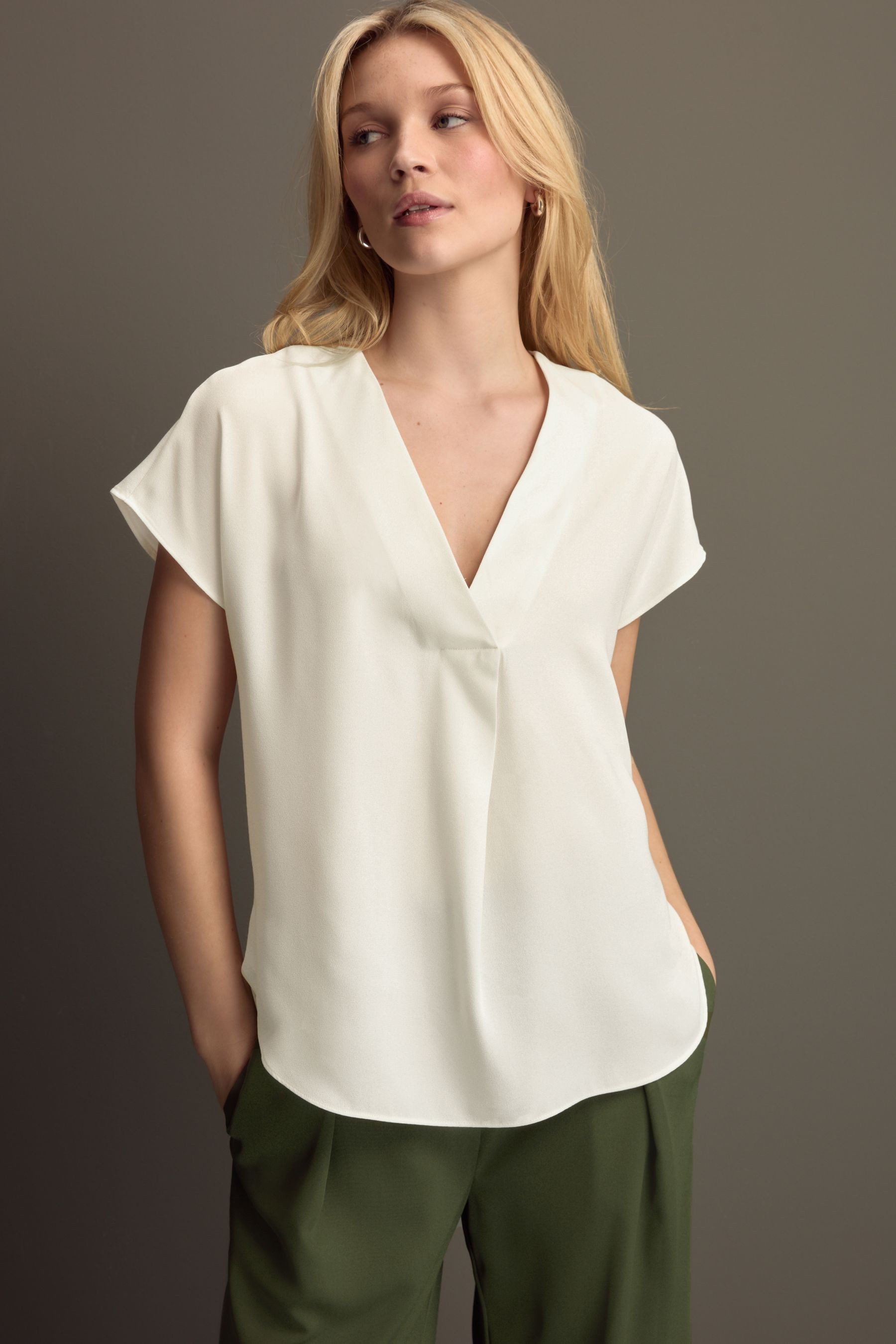 Next Kurzarmbluse Relaxed Fit Schlupfbluse mit V-Ausschnitt (1-tlg)