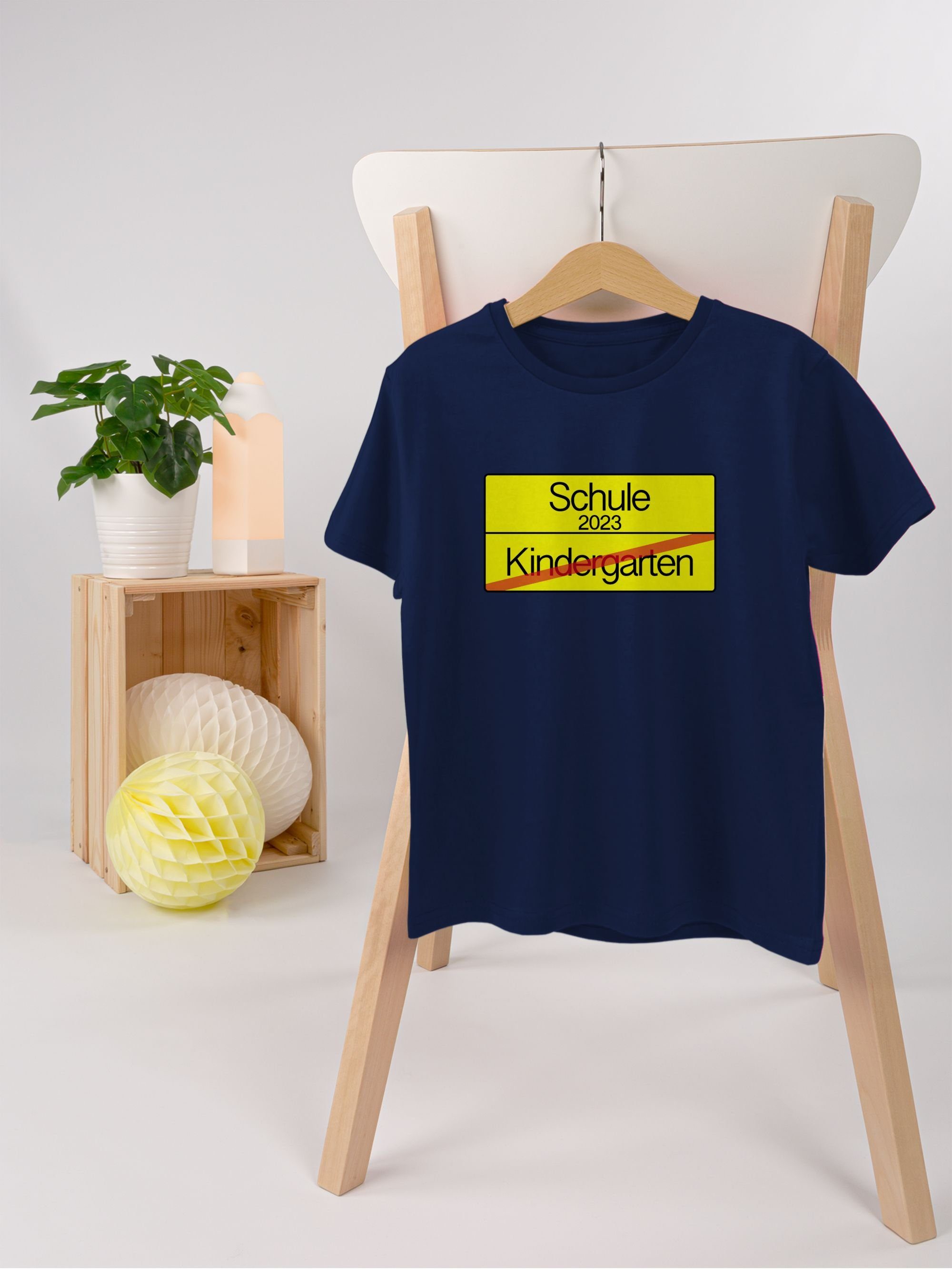 Kindergarten 2023 Schule 02 T-Shirt Einschulung Junge Geschenke Verkehrsschild Shirtracer Dunkelblau Ortsschild Schulanfang