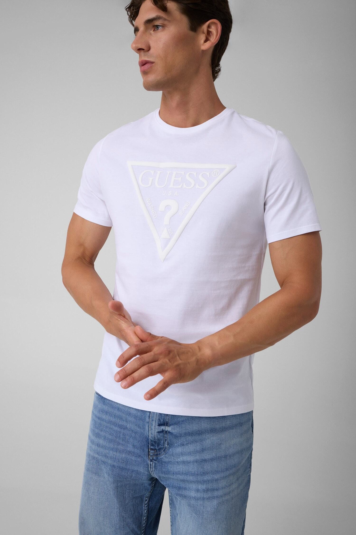 Guess T-Shirt CN SS CORE TRIANGLE LOGO TEE Rundhalsausschnitt, Slim Fit, reine Baumwolle