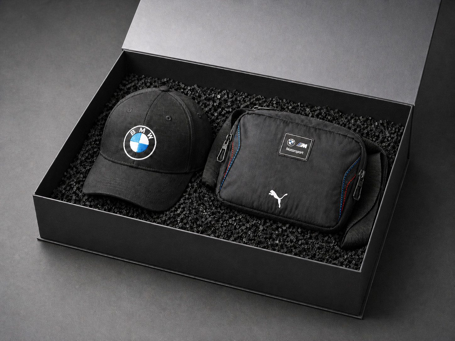 BMW Umhängetasche BMW M Motorsport Geschenkset Geschenkbox Mütze Umhängetasche Tasche (1-tlg)