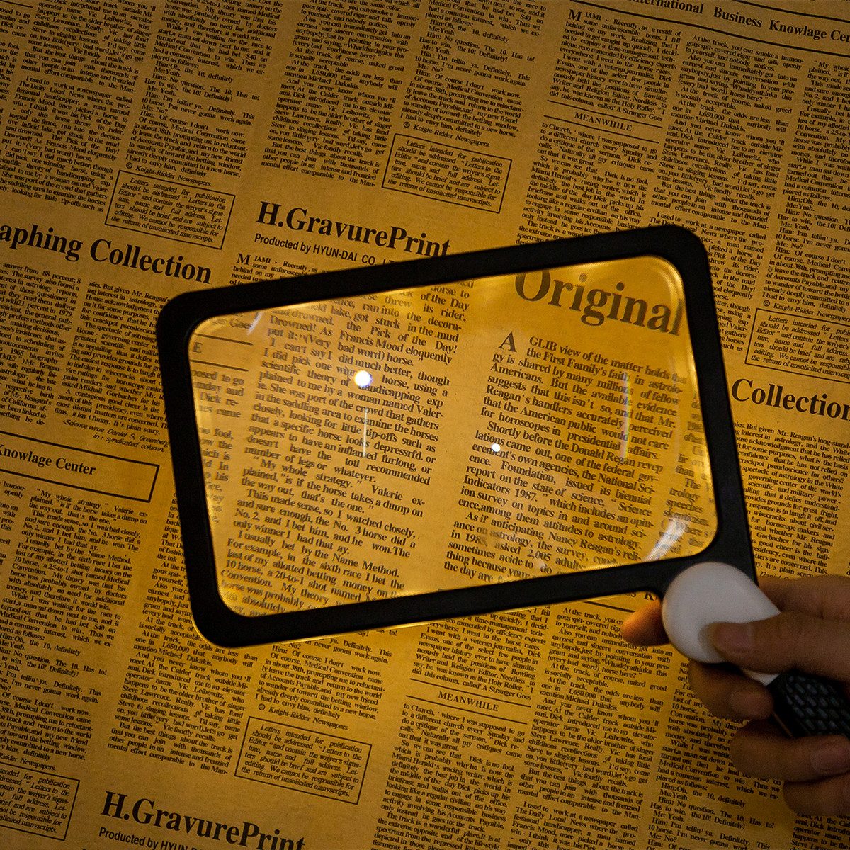 KINSI Handlupe Square Handheld Folding Lupe für ältere Menschen Buch lesen, Mit 48 LEDs, gummibeschichteter Griff