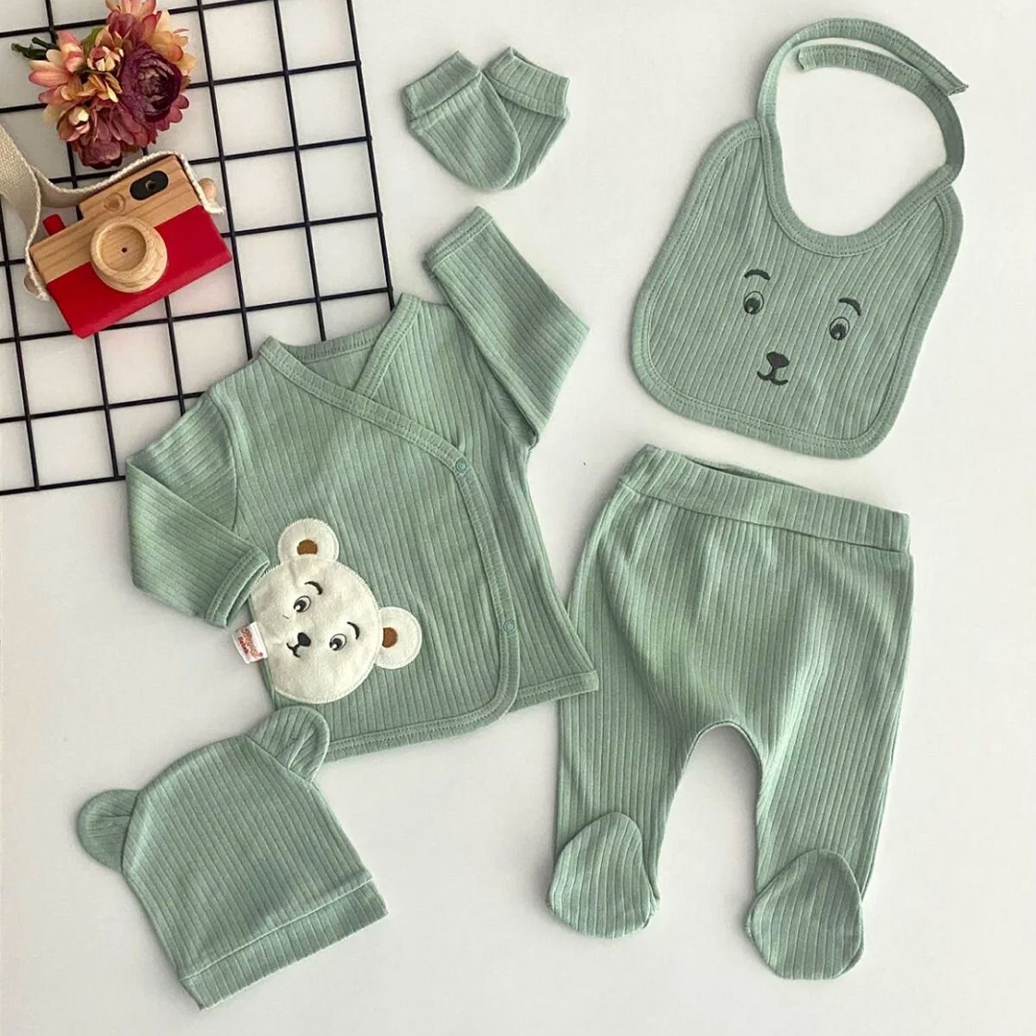 Jungengel Neugeborenen-Geschenkset Erstausstattungsset Krankenhaus-Klamotten Baby Bio Baumwolle (Set, 5-tlg., 5-teiliges Set: Wickelshirt, Hose, Mütze, Lätzchen und Handschuhen) 0-3 Monate, 100% Bio-Baumwolle, 5-Teilig, Bärenmotiv, Extra Weich
