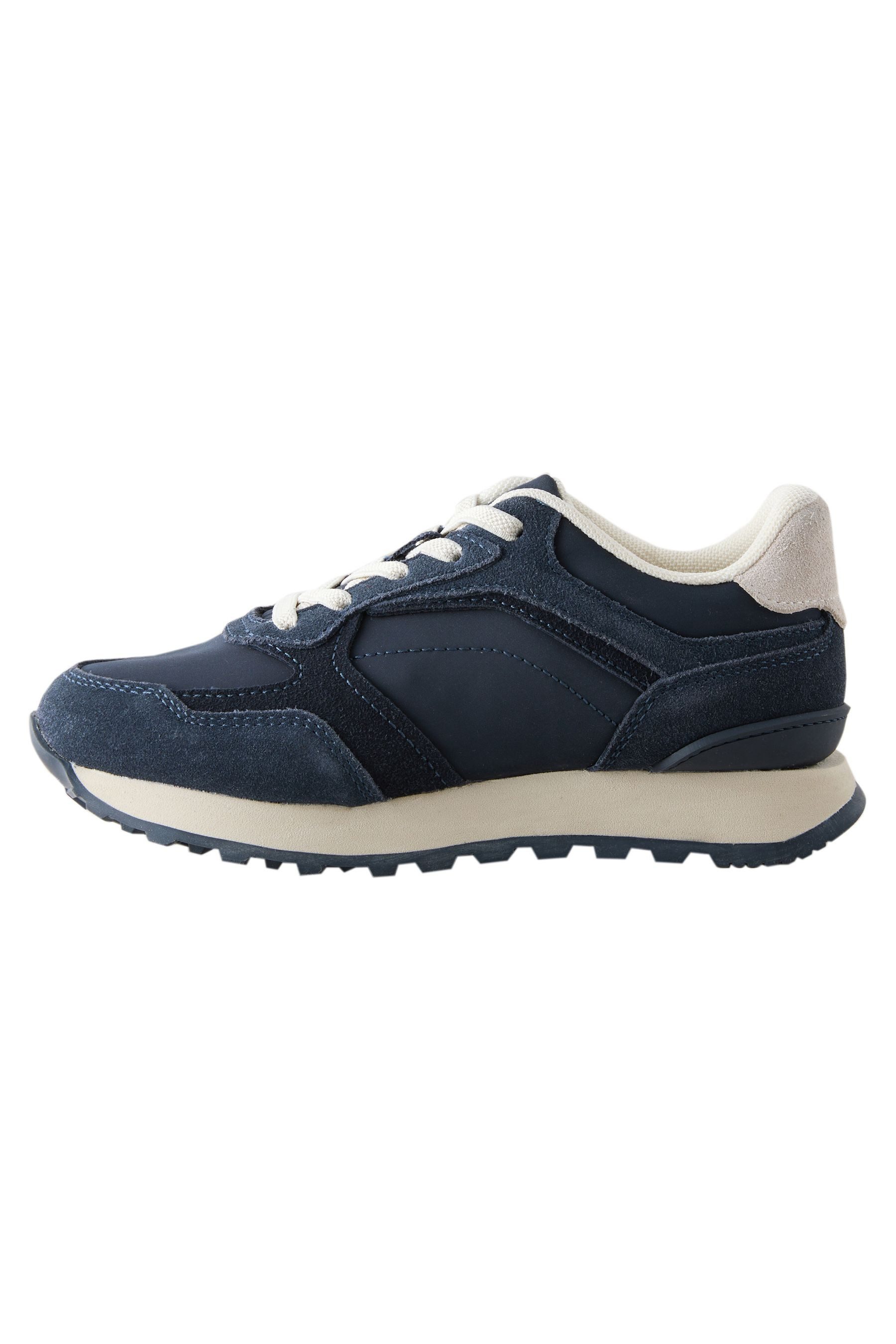 Elastischer Sportschuh mit Schnürung Sneaker