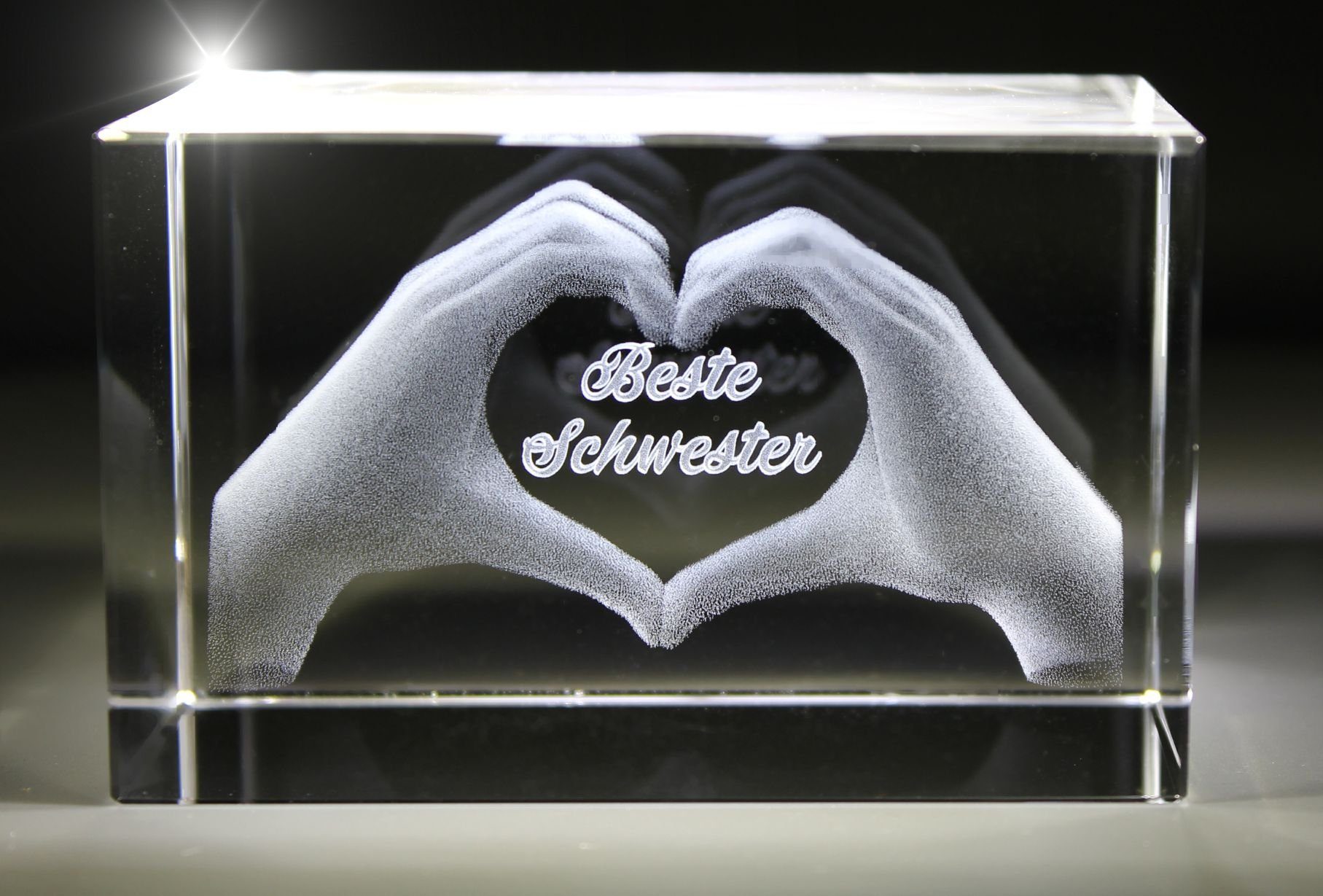 Hochwertige Text: Made Herz Glasquader 3D aus Schwester!, Dekofigur Beste Familienbetrieb in mit I VIP-LASER Germany, Gravur Geschenkbox, I Händen