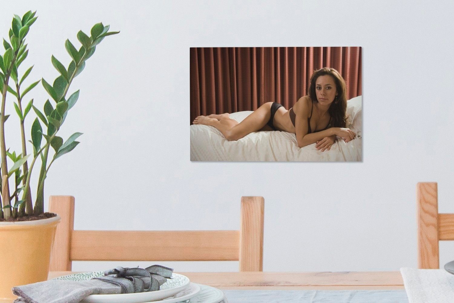 Frau trägt Dessous Aufhängefertig, Wandbild im Spanische Wanddeko, Bett, Leinwandbilder, 30x20 cm OneMillionCanvasses® Leinwandbild St), (1