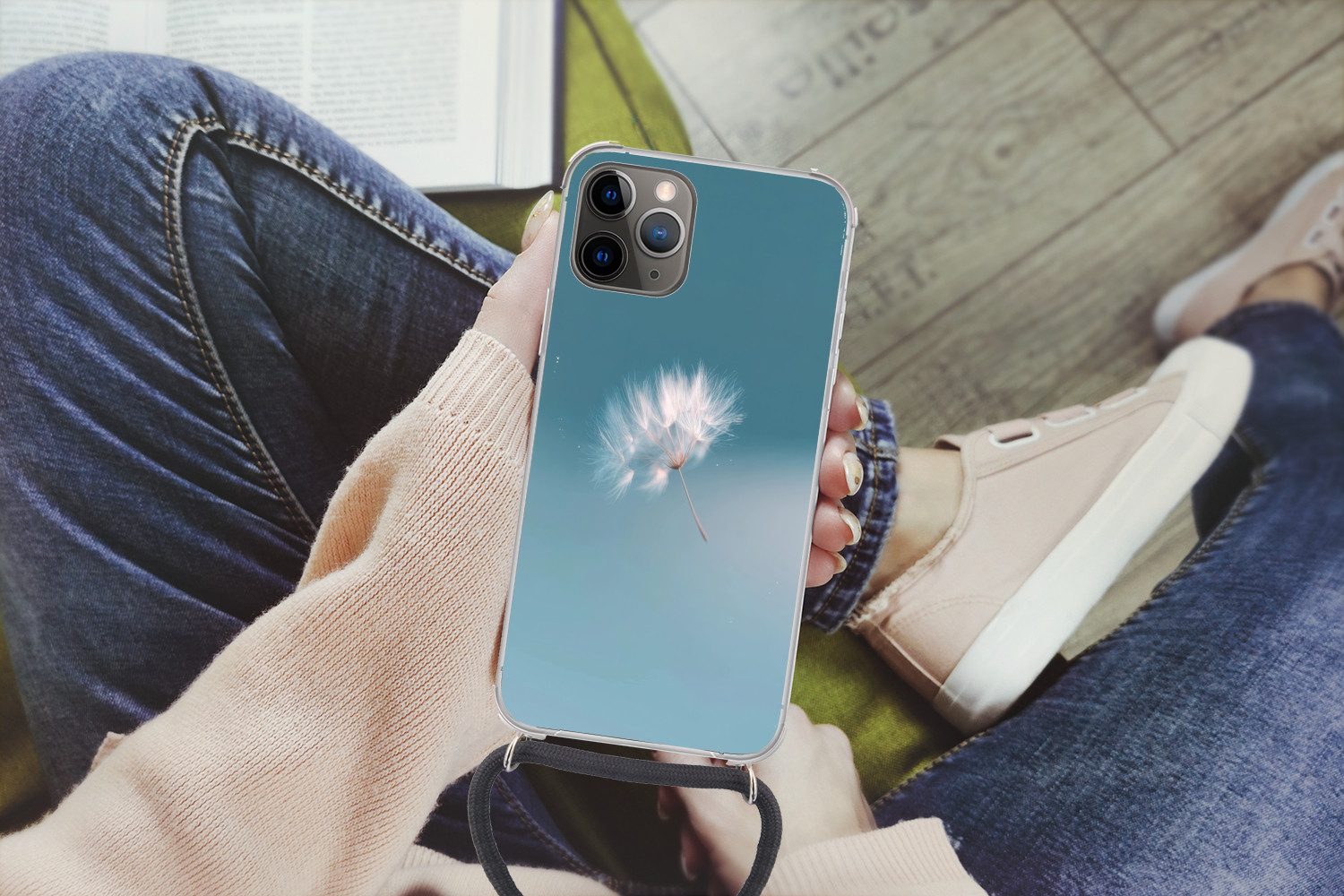 MuchoWow Handyhülle für Apple iPhone 12 Pro Löwenzahnflaum - Blau - Luft, Tragbare Handyhüllen mit Kette zum umhängen, Handykette Handyband
