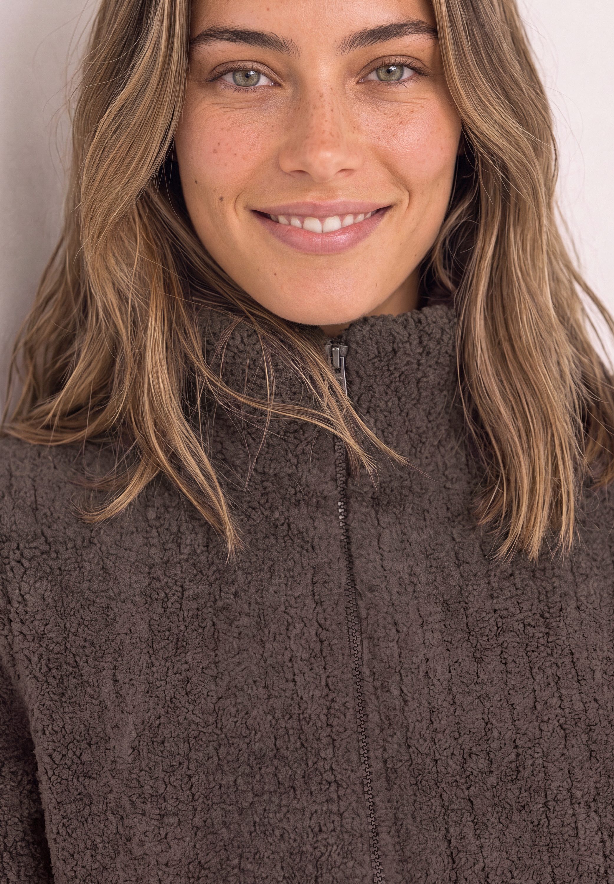 STREET ONE Kurzjacke Materialmix aus Teddy- und gesteppten Webstoff