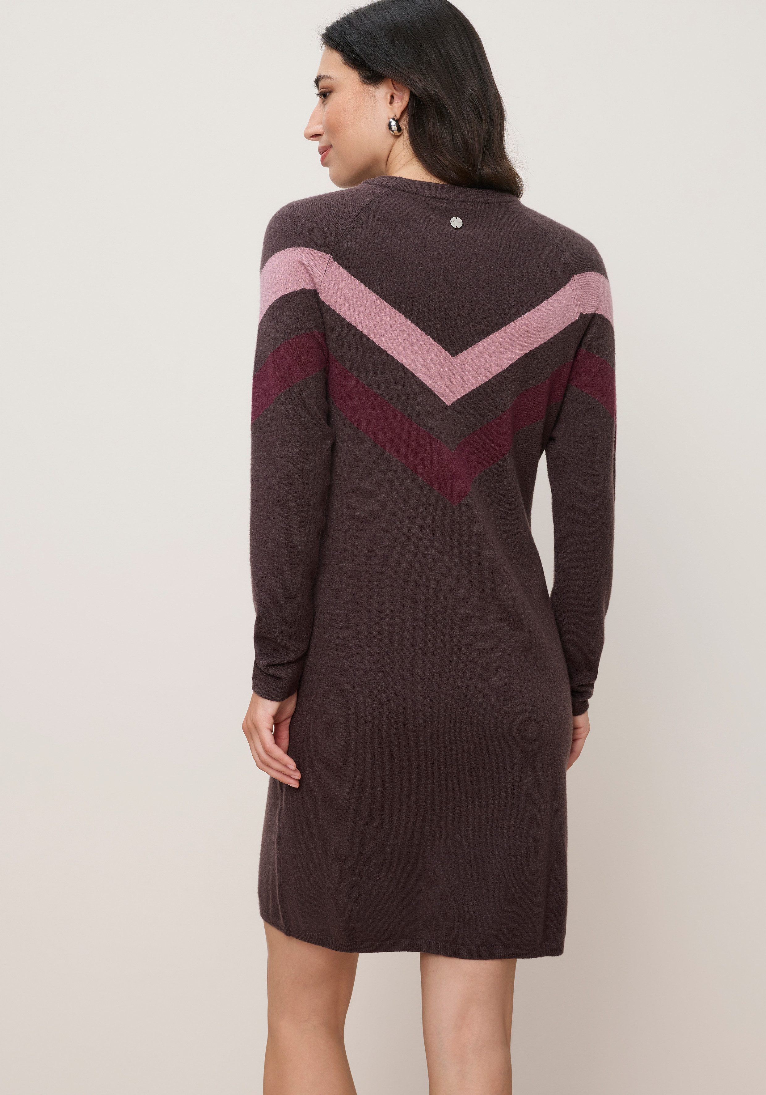 Tamaris Strickkleid aus angenehmer Viskosemischung lässiger Look mit Zickzack-Muster – Bild 2 von 5