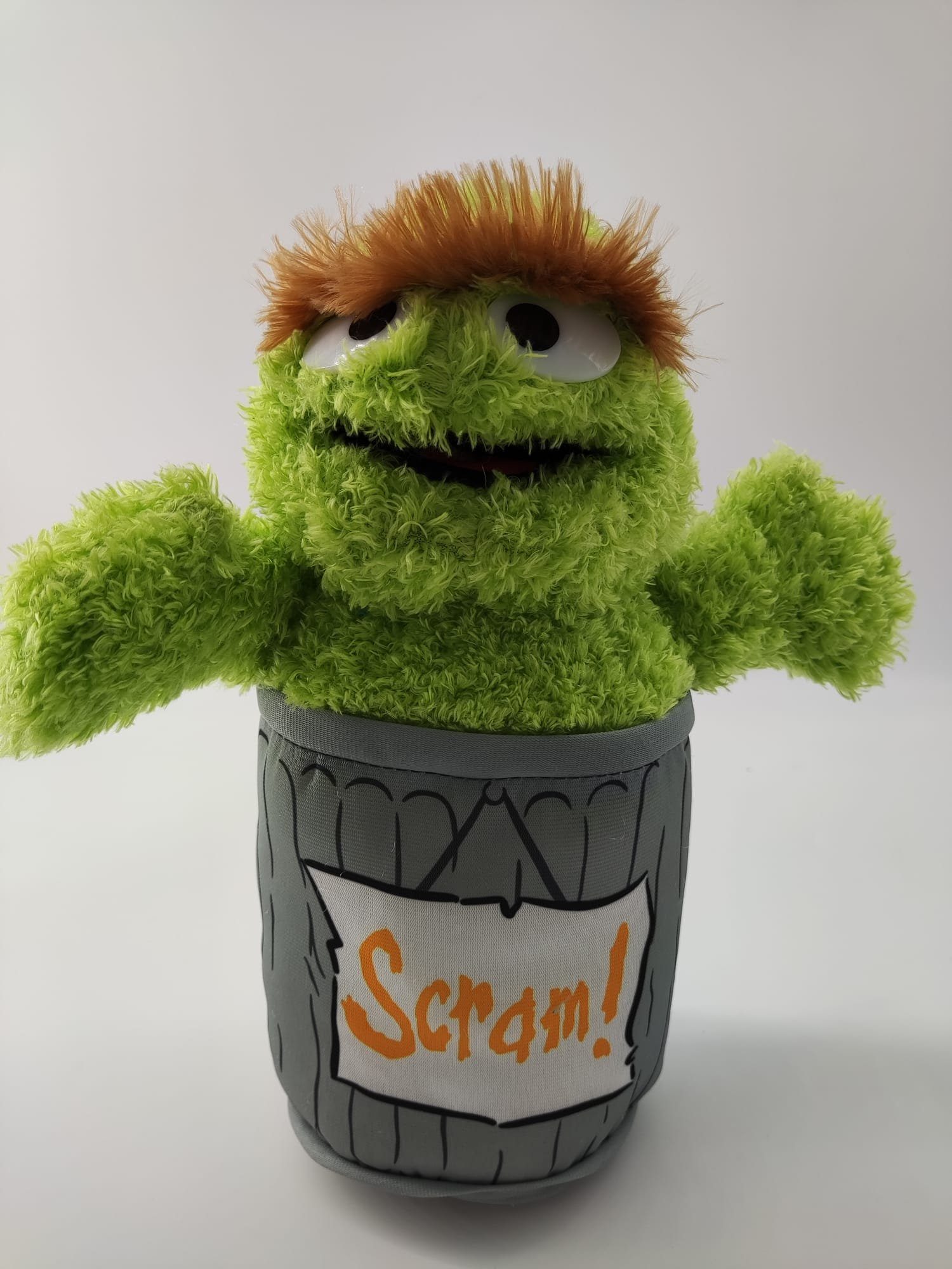 Sesamstrasse Kuscheltier Sesamstrasse Kuscheltier 35 cm Oscar in der Mülltonne Grün (1-St), Super weicher Plüsch Stofftier Kuscheltier für Kinder zum spielen