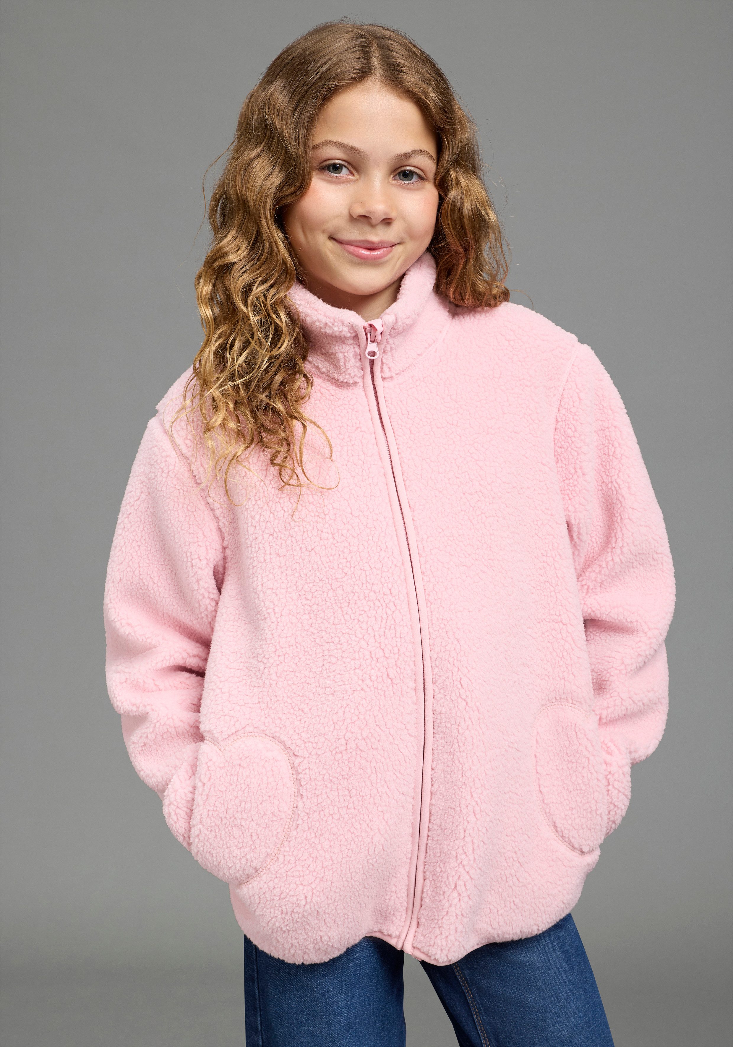 KIDSWORLD Sweatjacke Kuschel-Teddyplüsche Jacke mit Taschen in Herzform Weiche Fleecejacke mit Stehkragen, aus Plüsch-Polyester. € 29,99, (€ 29,99 pro 1 Stk).