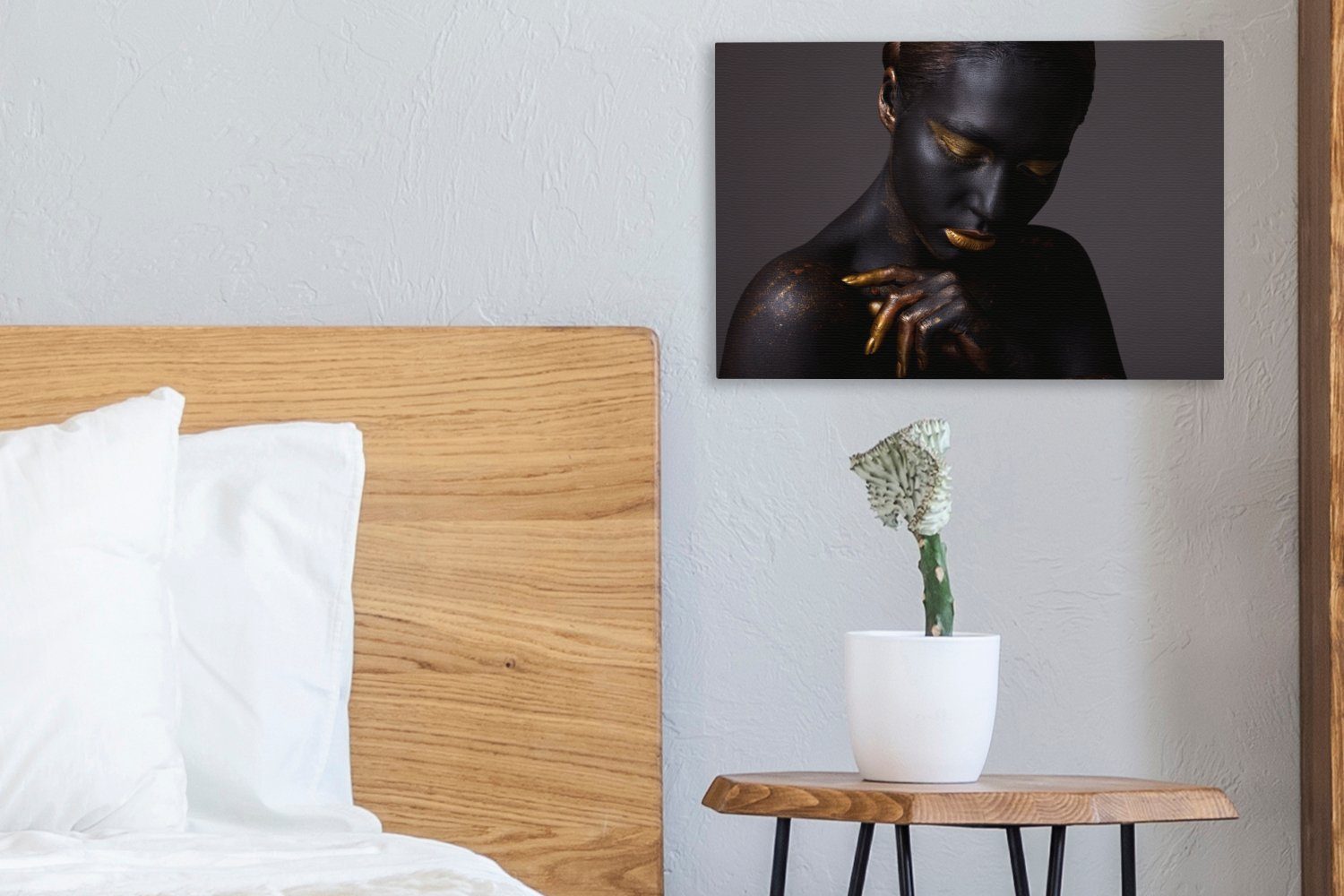 OneMillionCanvasses® Leinwandbild Frau mit goldenen cm 30x20 Hintergrund, schwarzem Leinwandbilder, St), vor Wanddeko, Akzenten (1 Aufhängefertig, Wandbild
