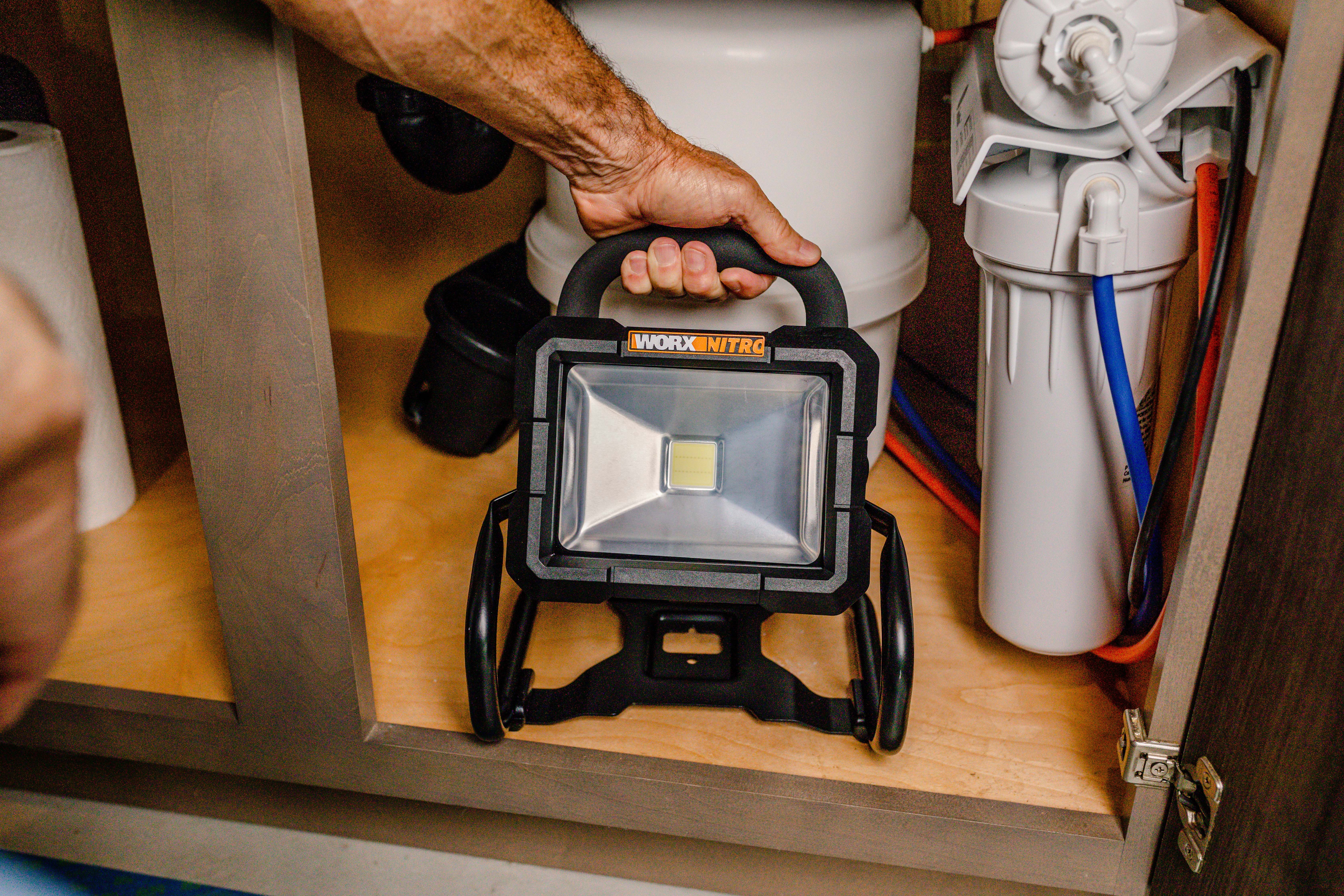 Worx LED Arbeitsleuchte WX026.9 NITRO, LED fest integriert, Neutralweiß, 360 Grad schwenkbar, ideale Arbeitsbeleuchtung, ohne Akku & Ladegerät