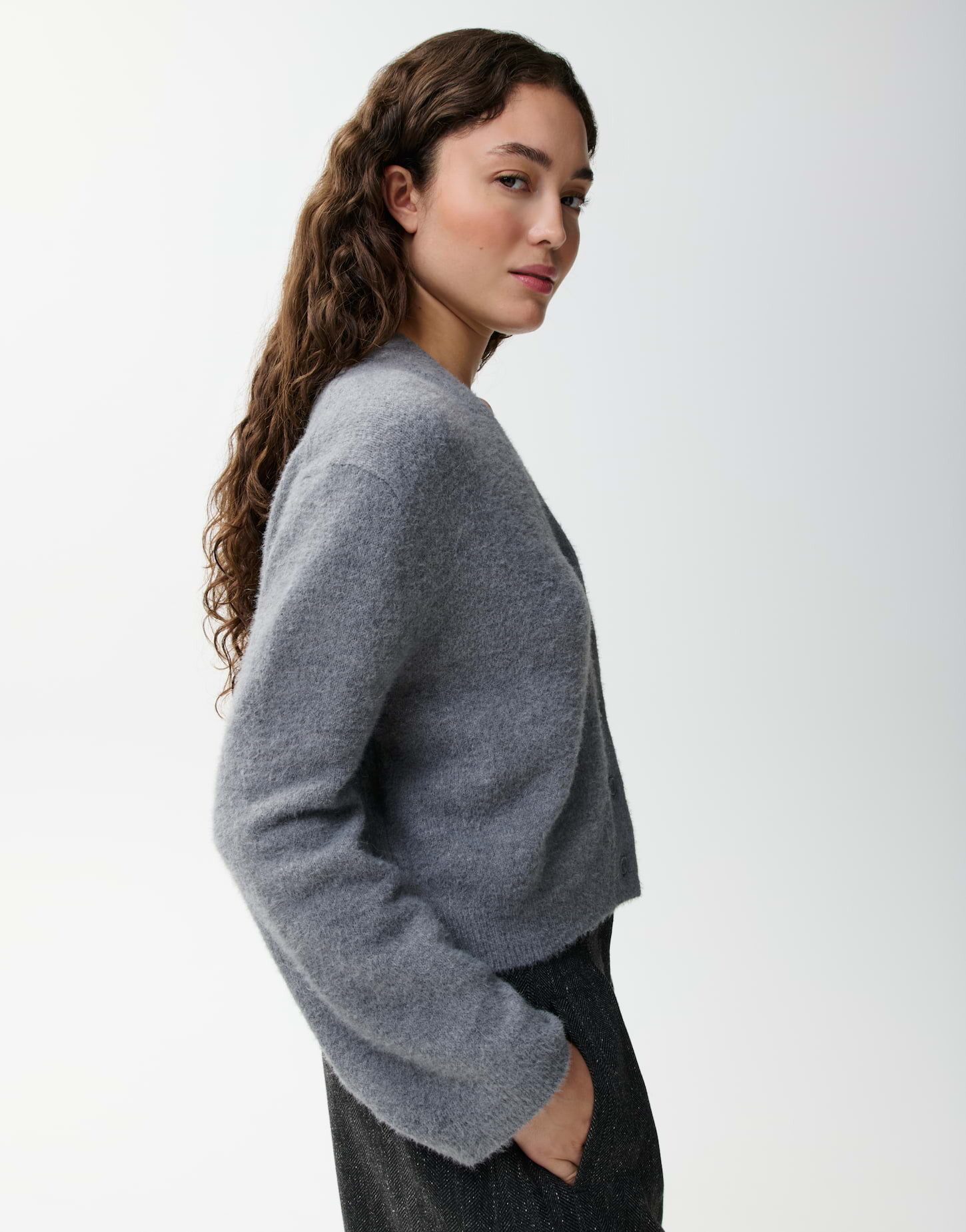 OPUS PANTS Strickjacke Pina aus Nylon mit flauschiger Oberfläche Gerade Silhouette mit abnehmbarem Schal und flauschiger Haptik – Bild 5 von 5