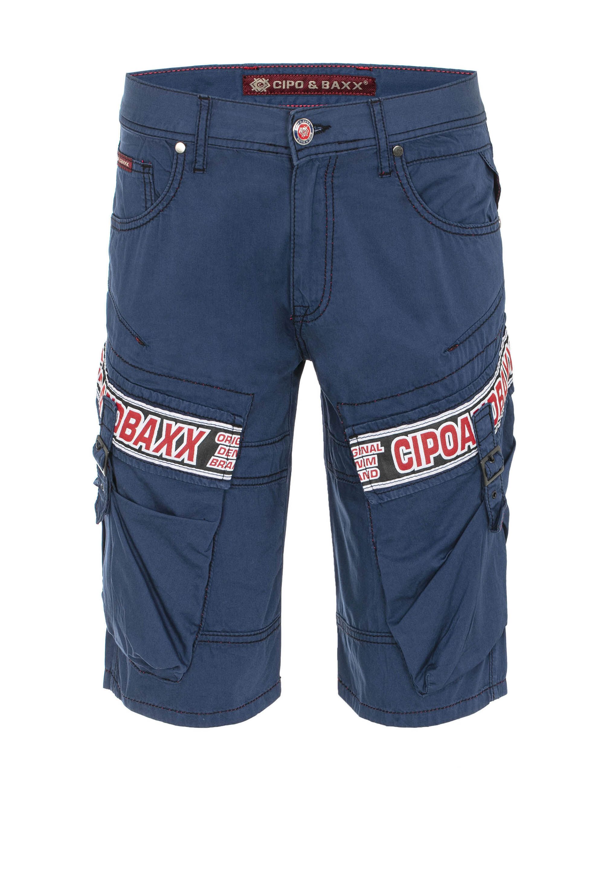Cipo & Baxx Jeansbermudas Capri-Shorts mit angesagtem Label-Patch auf den Cargotaschen