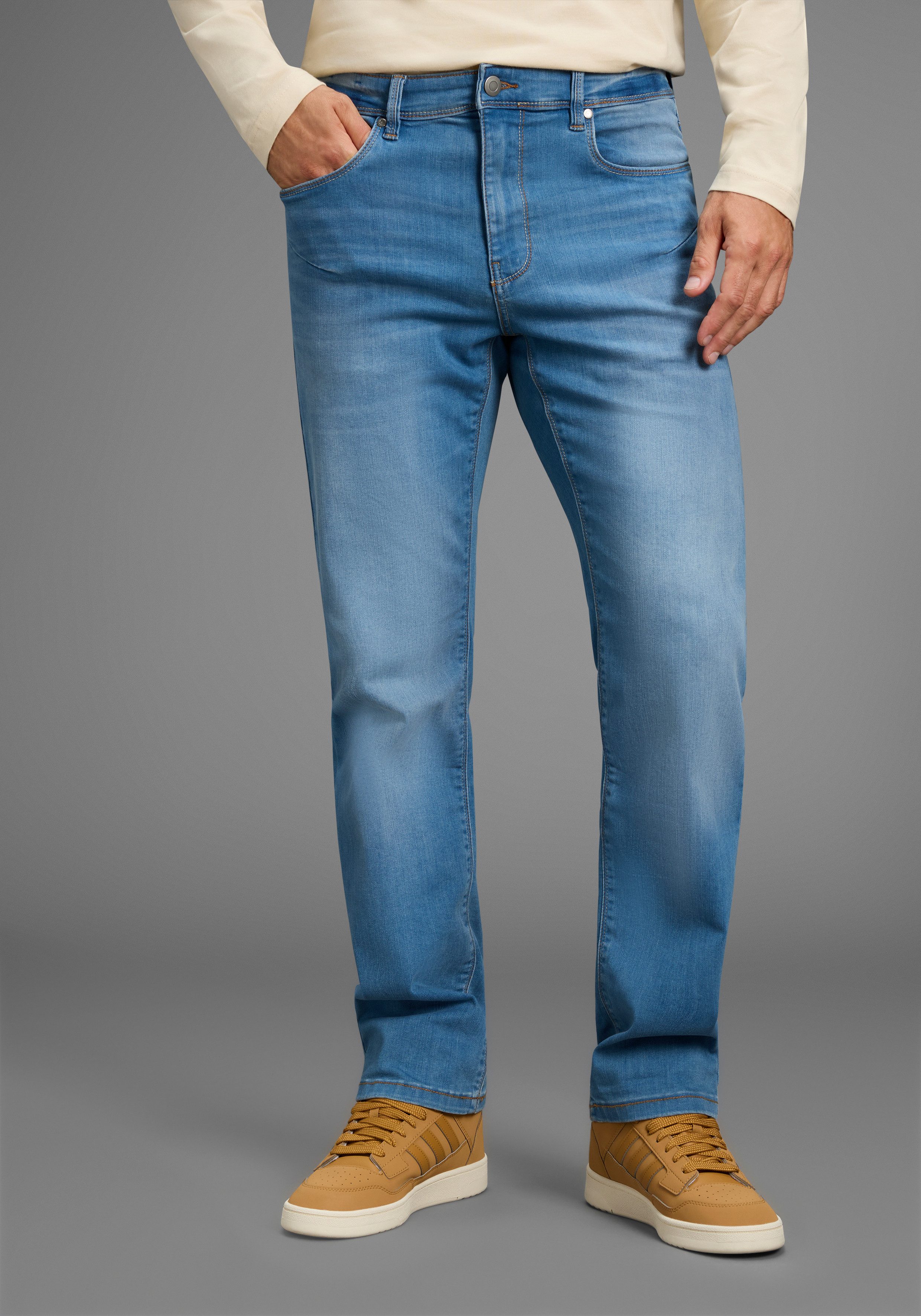 Arizona Straight-Jeans gerades Bein, mit Eingrifftaschen, Gesäßtaschen und Coinpocket. € 59,99, (€ 59,99 pro 1 Stk).