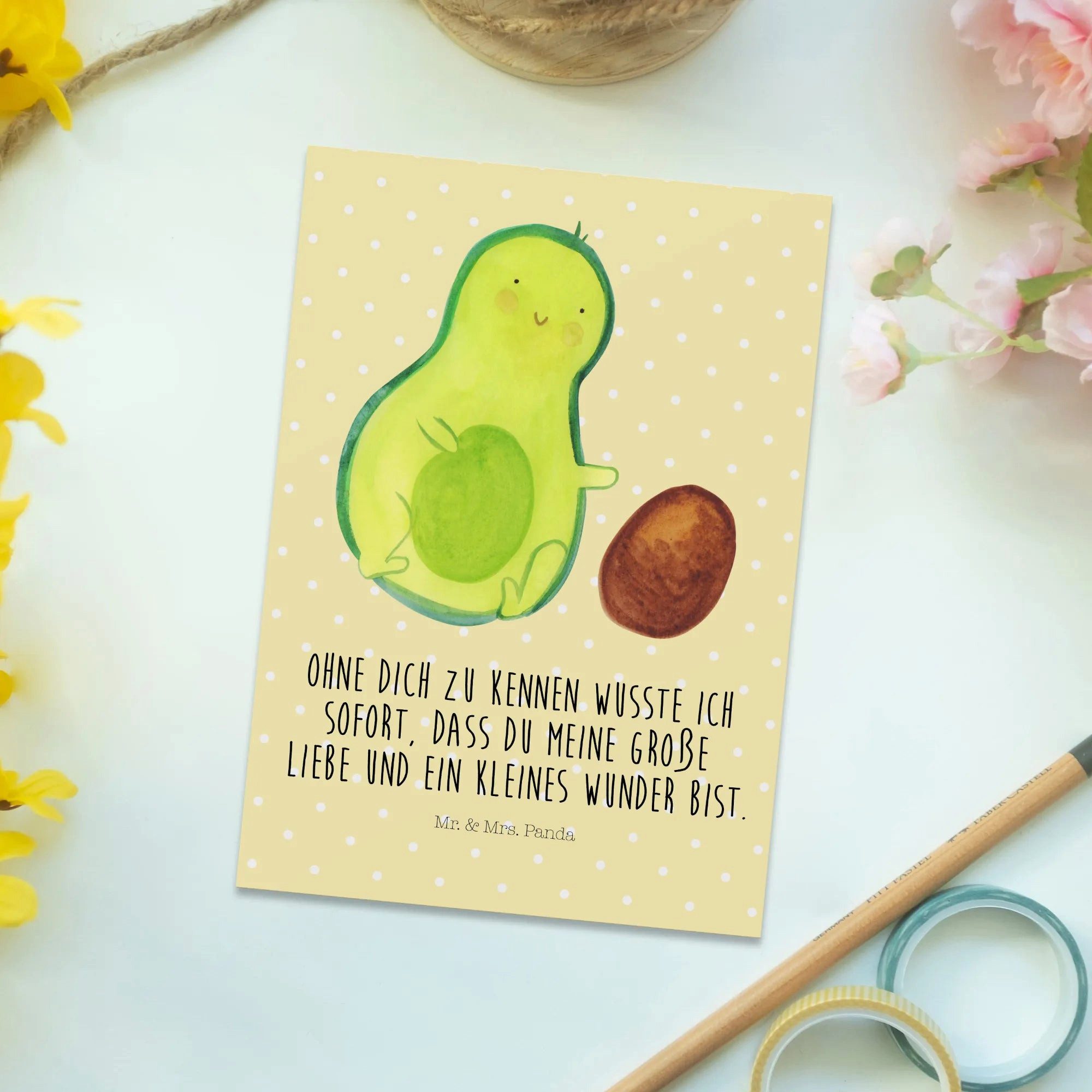Thumbnail - Mr. & Mrs. Panda Postkarte Avocado Kern rollt - Gelb Pastell - Geschenk, Ansichtskarten, Babypar, Multifunktionalität