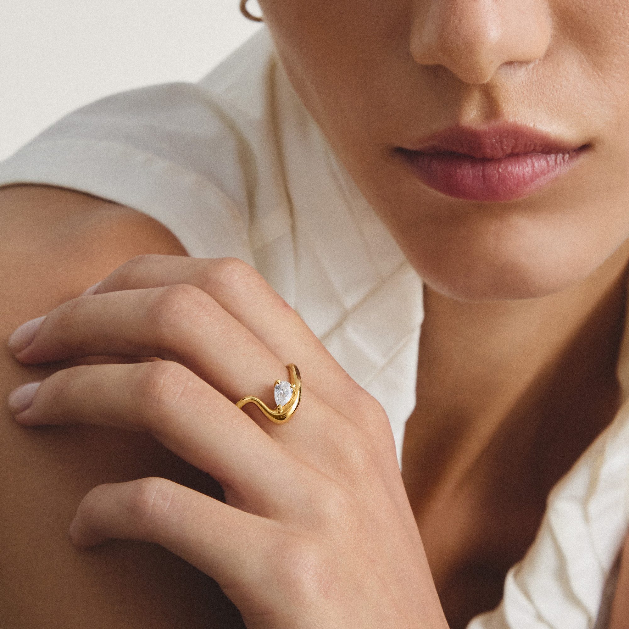 THOMAS SABO Fingerring Fluid Elegance Ring mit Zirkoniastein gelbgoldfarben, mit Zirkonia (synth)